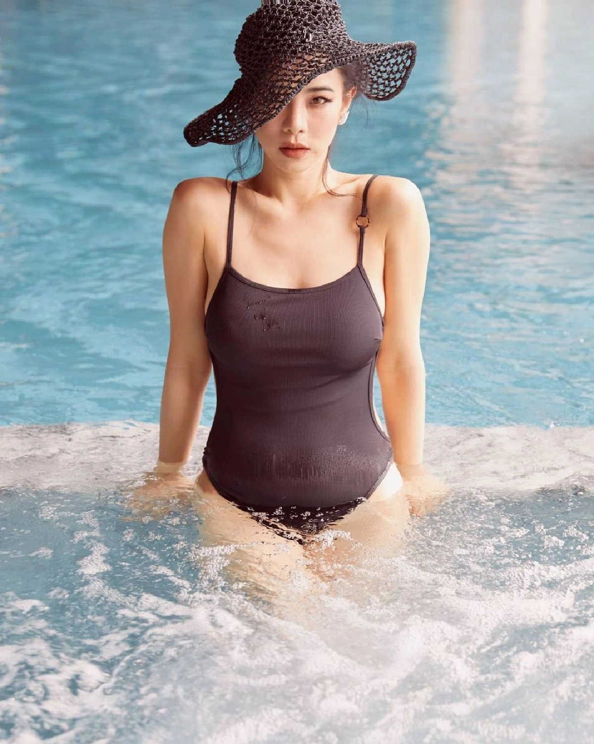 “คริส หอวัง" ทำไอจีลุกเป็นไฟ อวดหุ่นสุดเป๊ะกับชุดออกกำลังกายเมื่อยิมปิด 