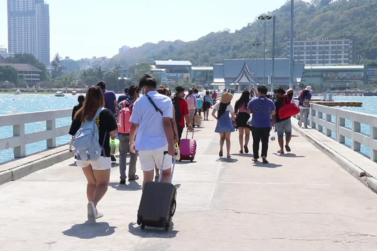 ล็อคดาวน์เกาะล้าน16วันคุมเข้มโควิดนักท่องเที่ยวเร่งขนสัมภาระขึ้นฝั่ง