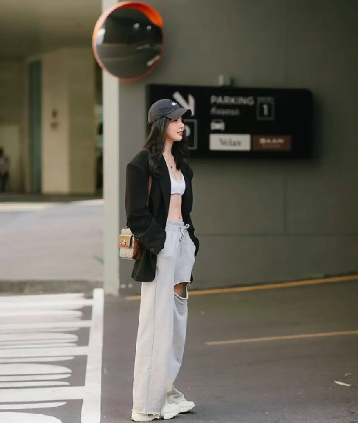 “ใหม่ ดาวิกา” มาในลุคเท่! เผยหน้าท้องชวนฝันซิกแพก 6 ก้อนปังๆ 