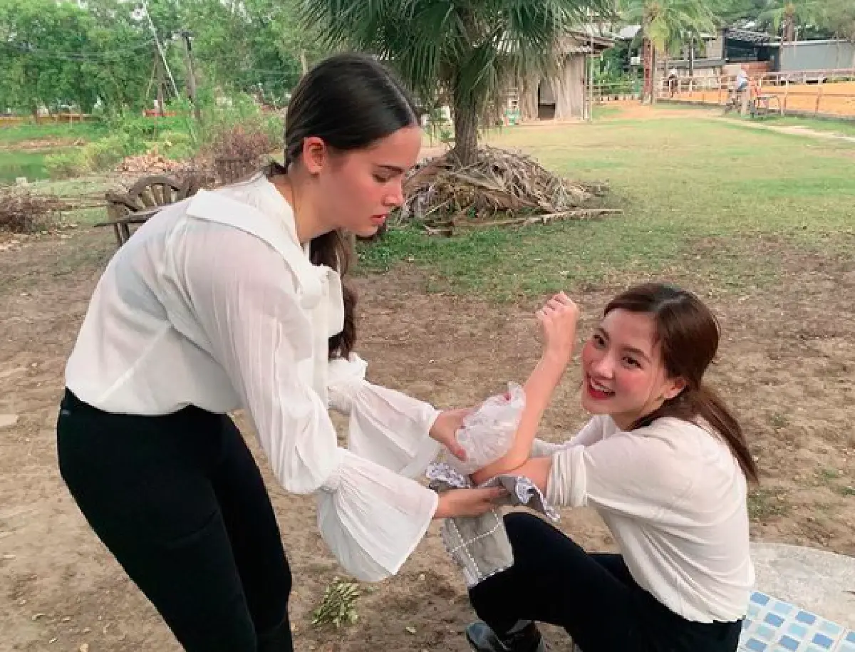 "ใบเฟิร์น พิมพ์ชนก" เผยคลิปวินาทีที่ตกม้าจนตัวลอย "ญาญ่า" รีบเข้าไปช่วยดูแล