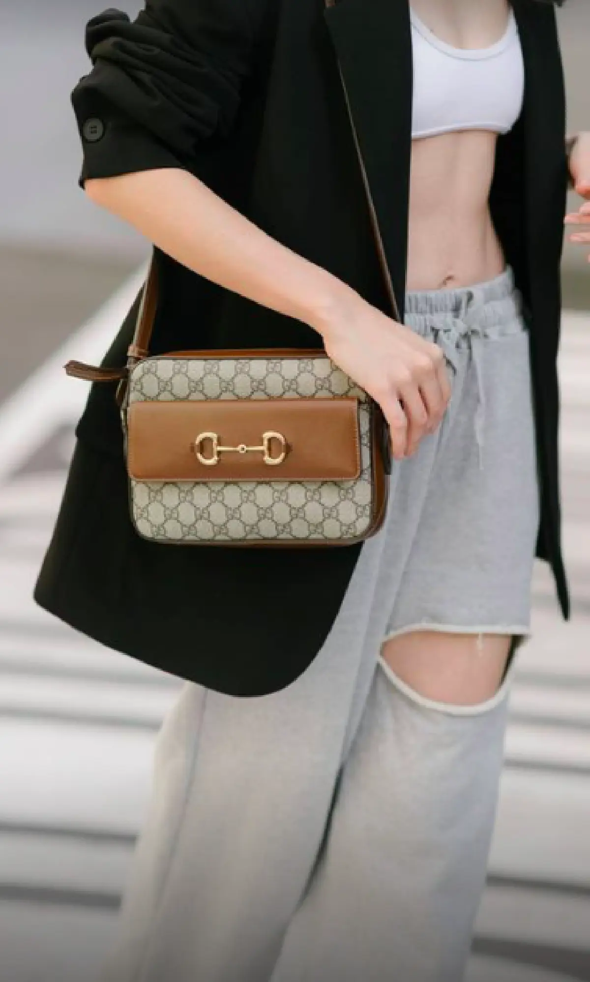 “ใหม่ ดาวิกา” มาในลุคเท่! เผยหน้าท้องชวนฝันซิกแพก 6 ก้อนปังๆ 