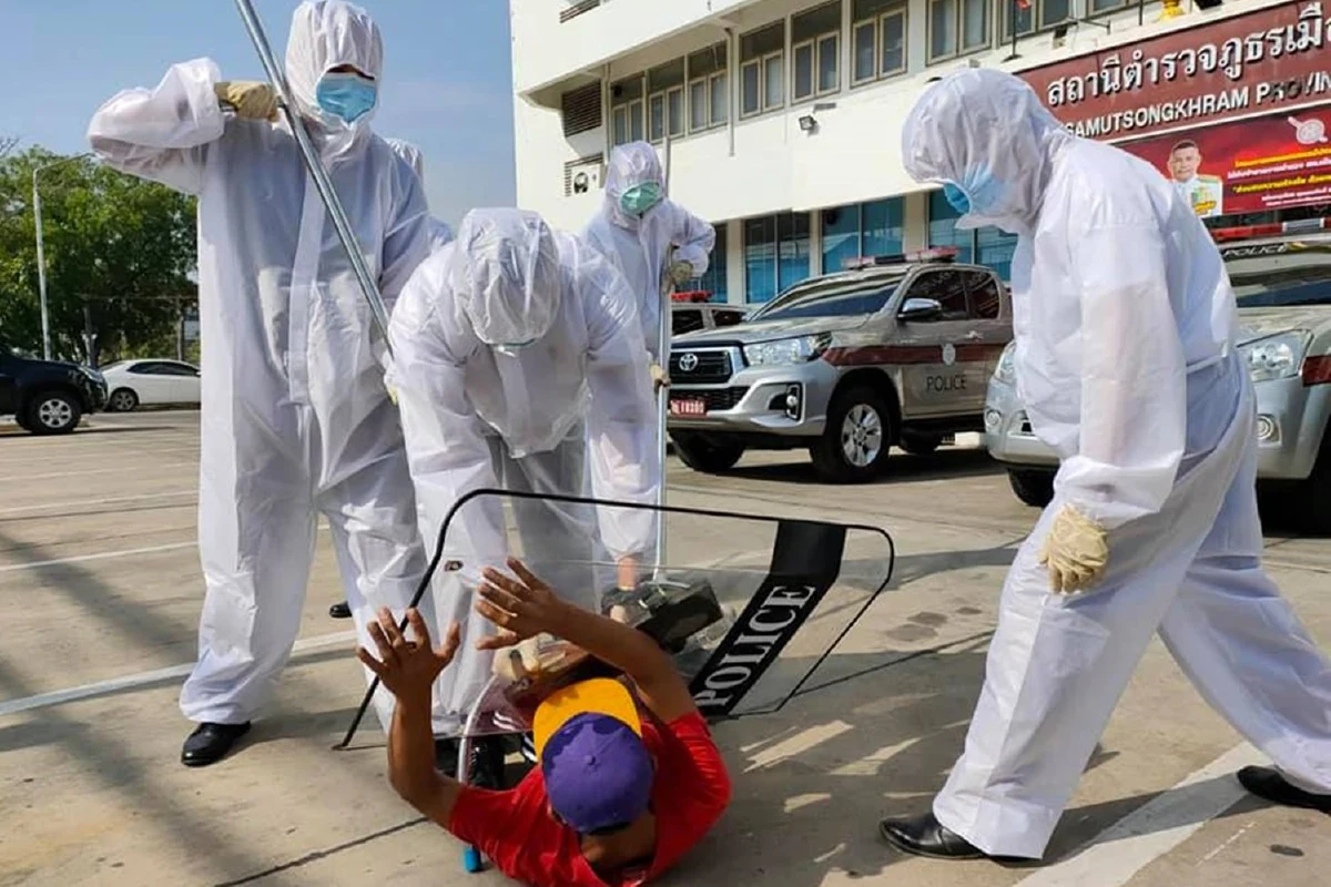 ตร.สมุทรสงครามใส่ชุดป้องกันซ้อมจับผู้ติดเชื้อโควิดหลบหนี