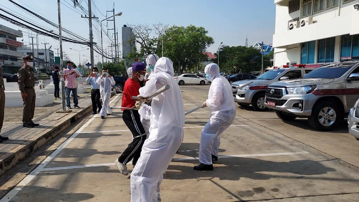 ตร.สมุทรสงครามใส่ชุดป้องกันซ้อมจับผู้ติดเชื้อโควิดหลบหนี