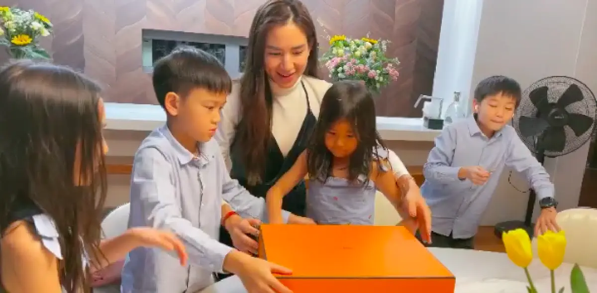 "พลอย ชิดจันทร์" แฮปปี้หนัก! สามีมอบแบรนด์เนมสุดหรูให้เป็นของขวัญวันเกิด