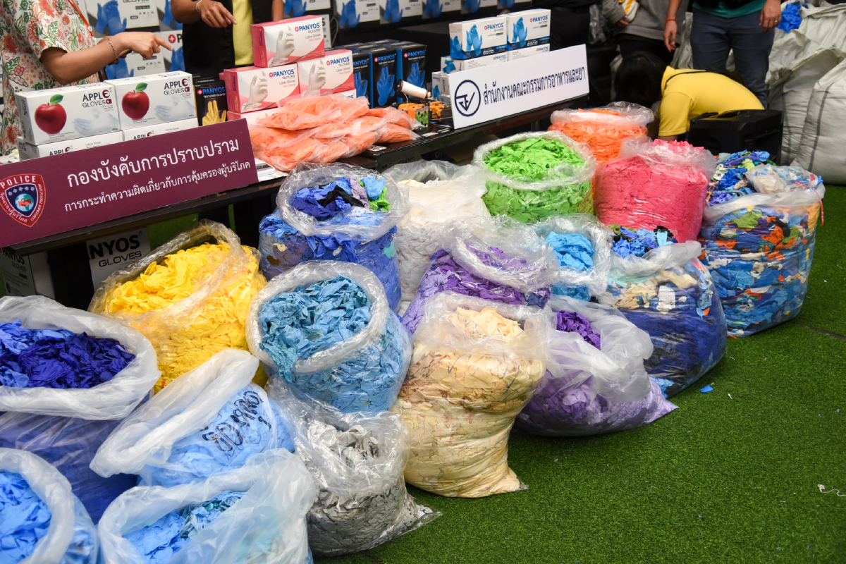 ทลายแหล่งบรรจุถุงมือยางใช้แล้วย่านหนองแขมมูลค่า200ล.