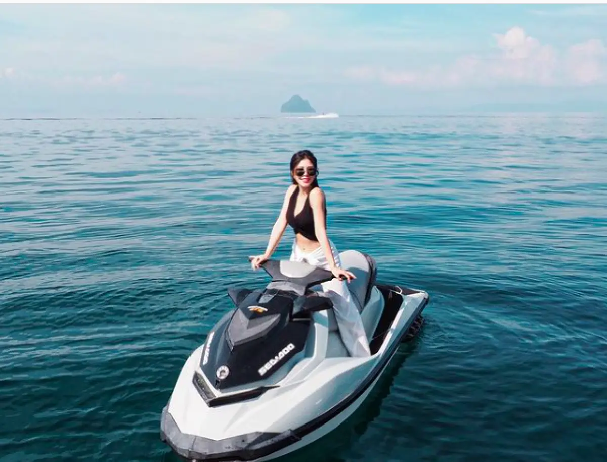 “ฝ้าย Am Fine” จัดเต็มความแซ่บรับปี 2021 อวดหุ่นเป๊ะในชุดว่ายน้ำกลางทะเล