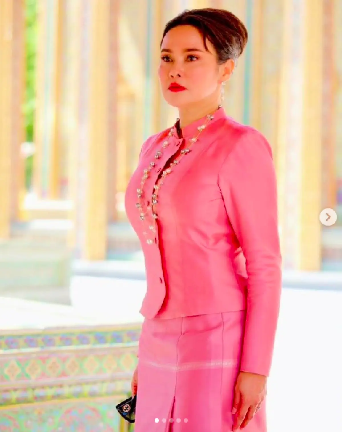 “ใหม่ เจริญปุระ” พร้อมครอบครัวสง่างามในชุดไทย ทำบุญวันเกิดอายุครบ 52