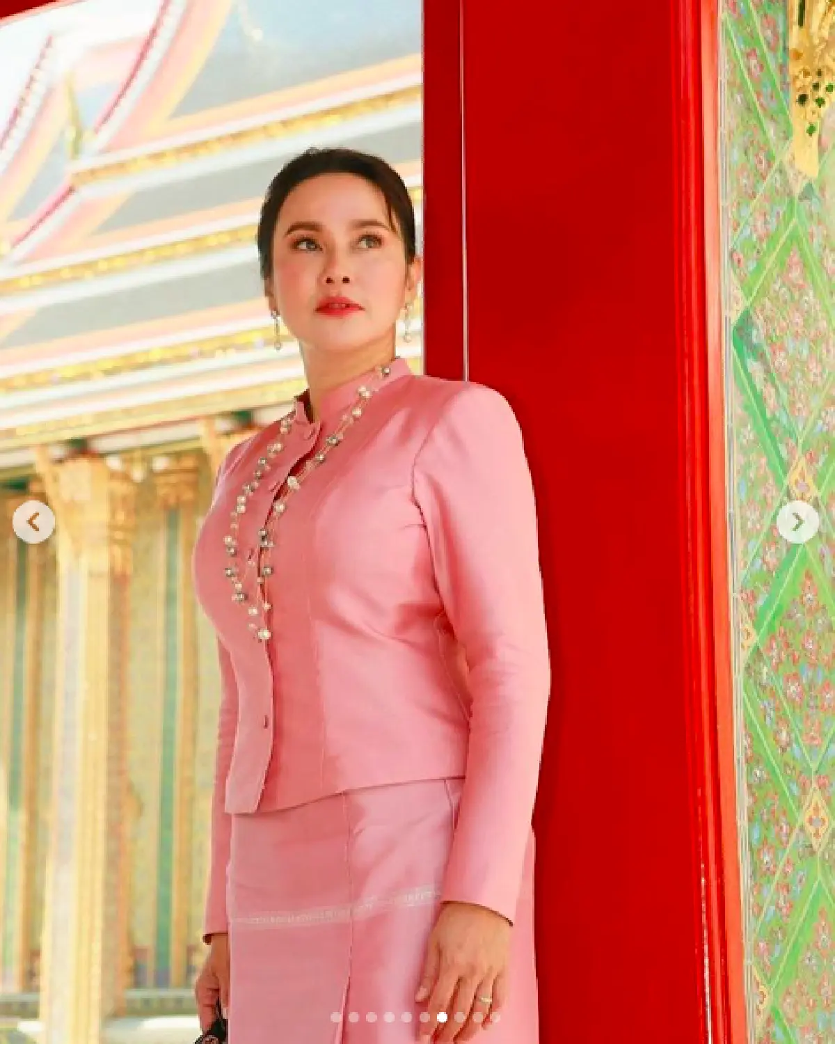 “ใหม่ เจริญปุระ” พร้อมครอบครัวสง่างามในชุดไทย ทำบุญวันเกิดอายุครบ 52