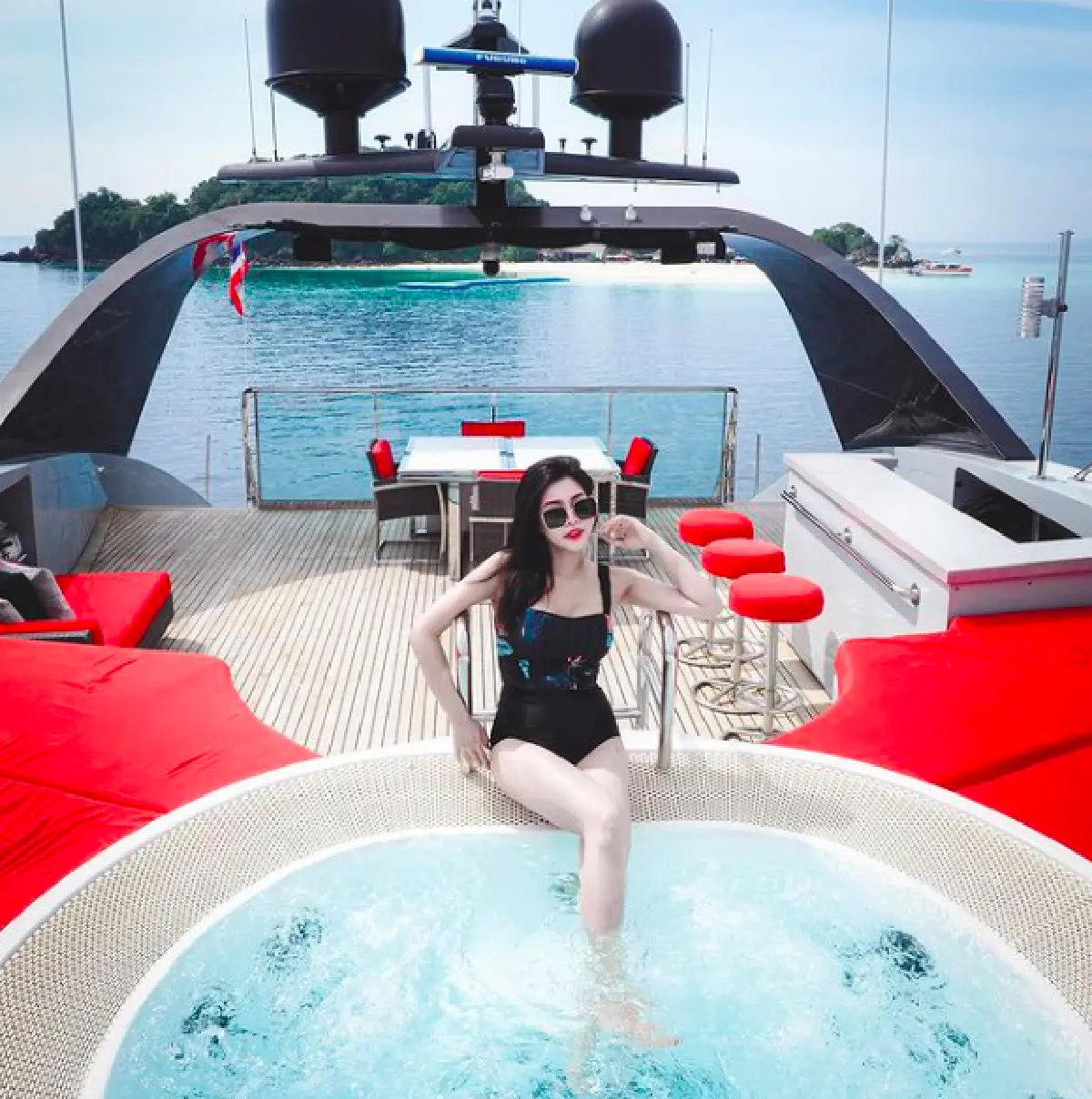 “ฝ้าย Am Fine” จัดเต็มความแซ่บรับปี 2021 อวดหุ่นเป๊ะในชุดว่ายน้ำกลางทะเล