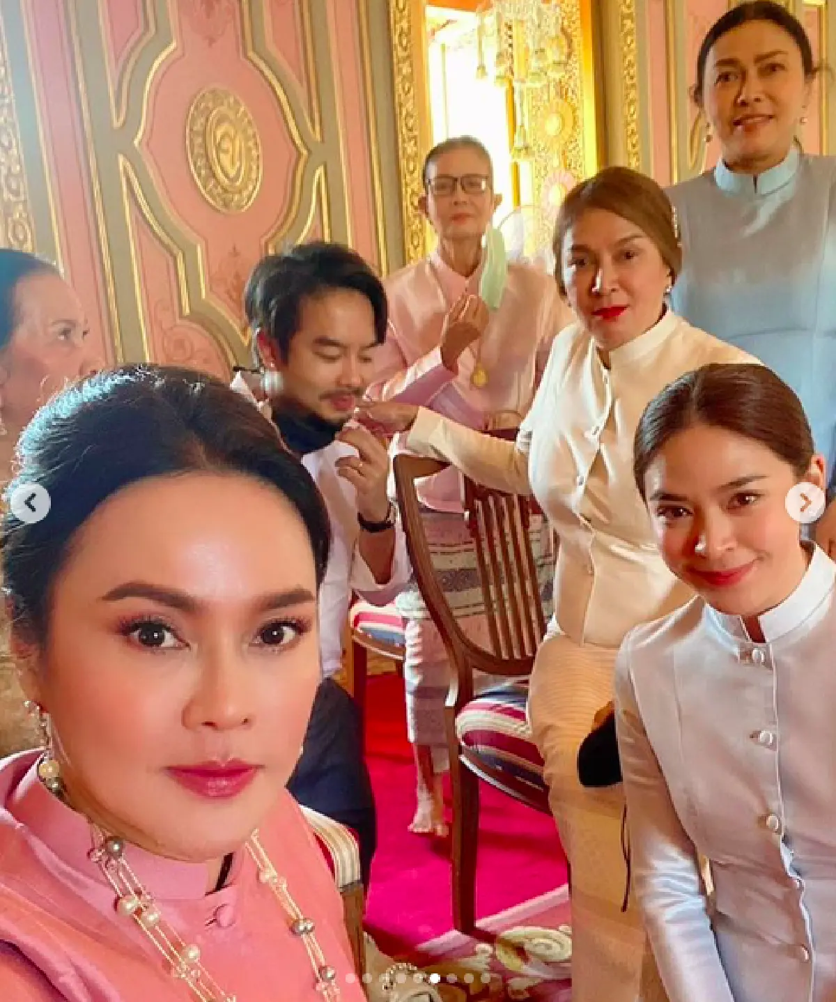 “ใหม่ เจริญปุระ” พร้อมครอบครัวสง่างามในชุดไทย ทำบุญวันเกิดอายุครบ 52