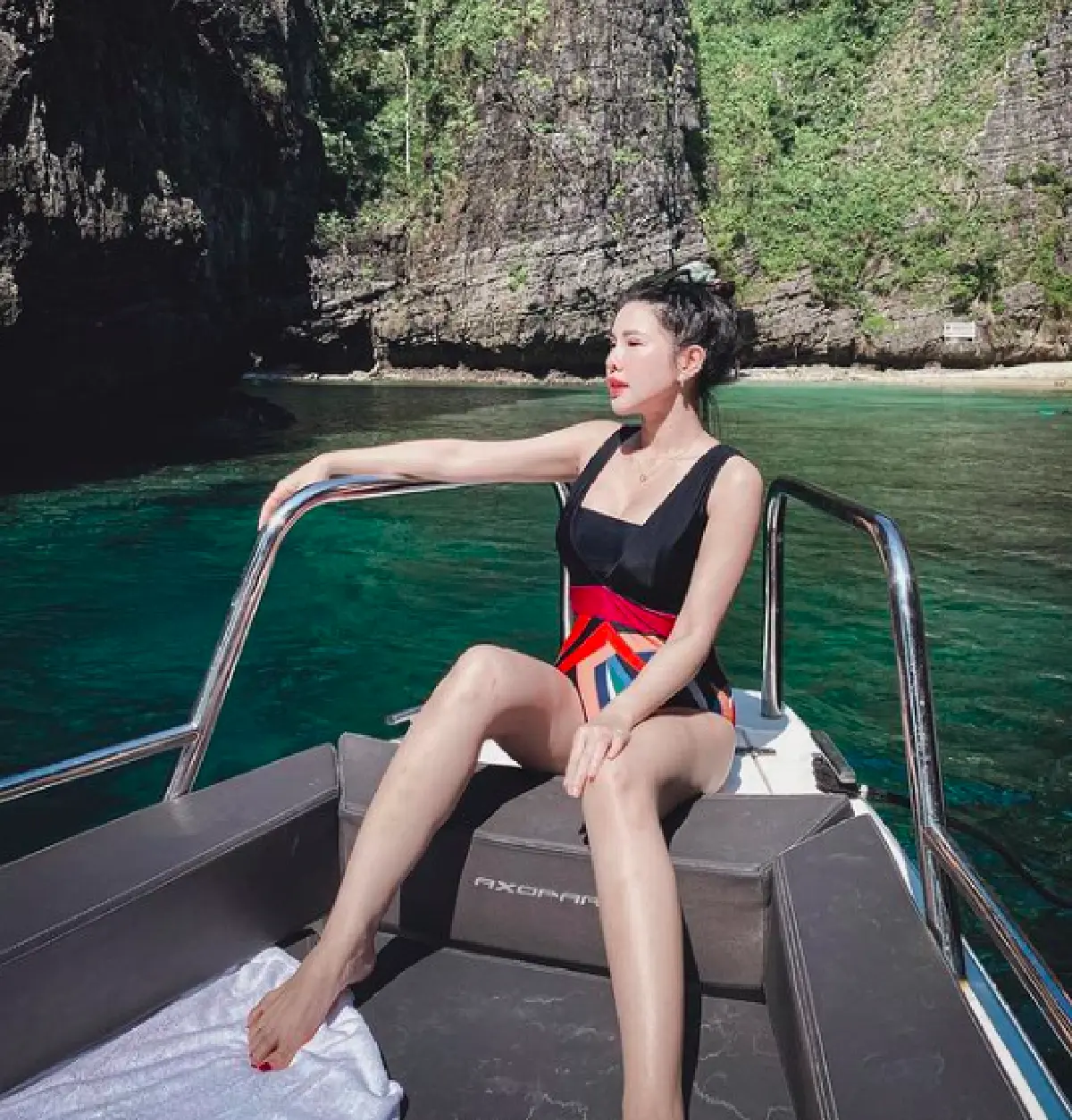 “ฝ้าย Am Fine” จัดเต็มความแซ่บรับปี 2021 อวดหุ่นเป๊ะในชุดว่ายน้ำกลางทะเล