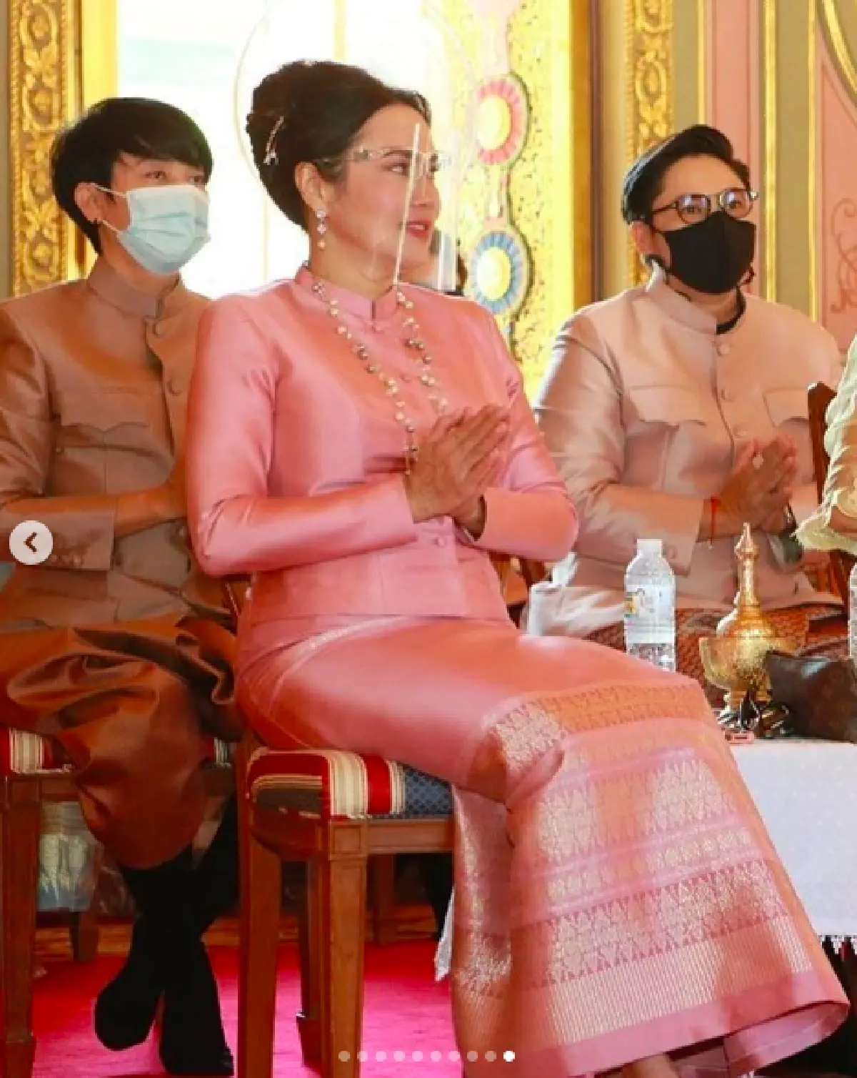 “ใหม่ เจริญปุระ” พร้อมครอบครัวสง่างามในชุดไทย ทำบุญวันเกิดอายุครบ 52