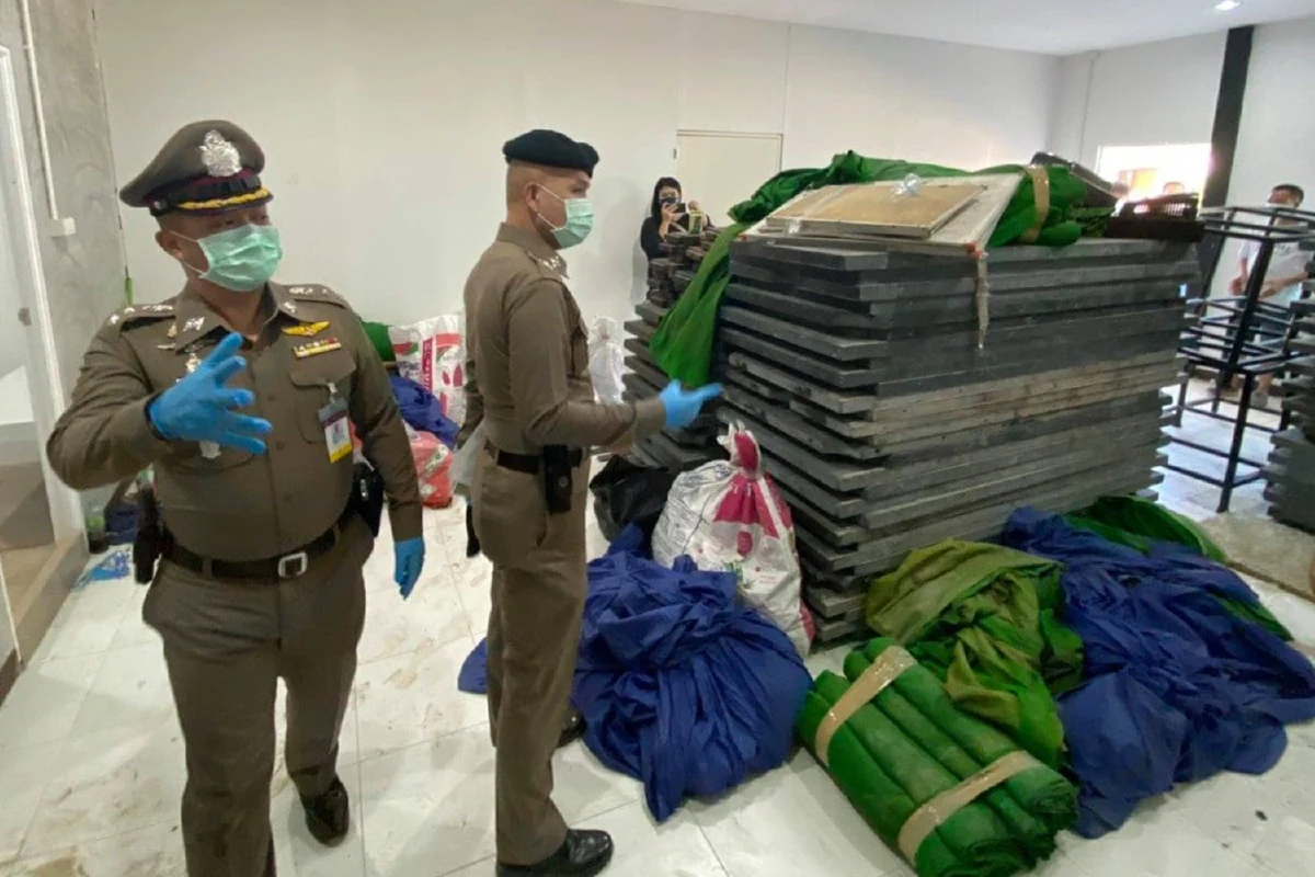 ค้นโกดังย่านฉลองกรุง43ขยายผลเจอโต๊ะคาบาร่าตกกลางถนน