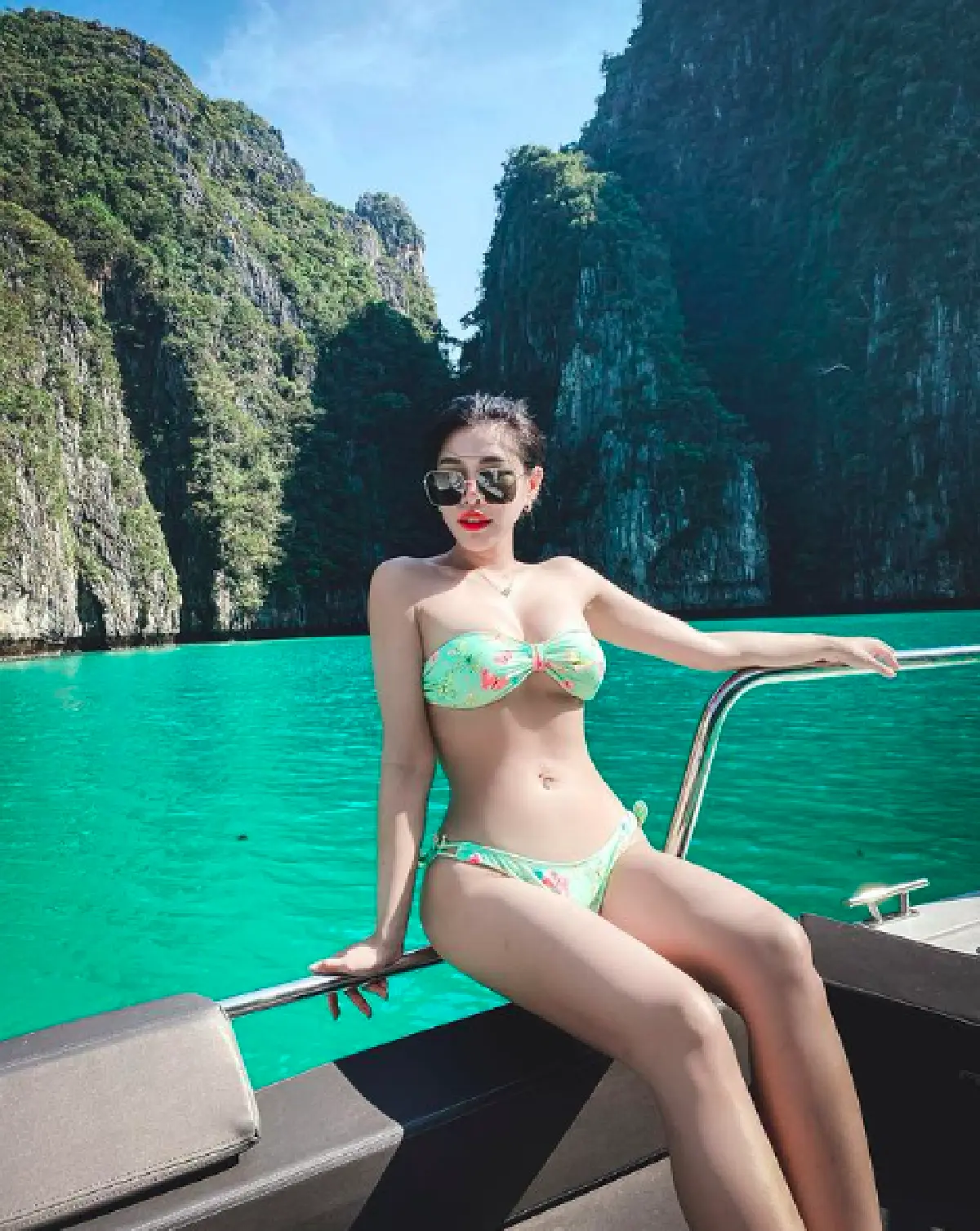 “ฝ้าย Am Fine” จัดเต็มความแซ่บรับปี 2021 อวดหุ่นเป๊ะในชุดว่ายน้ำกลางทะเล