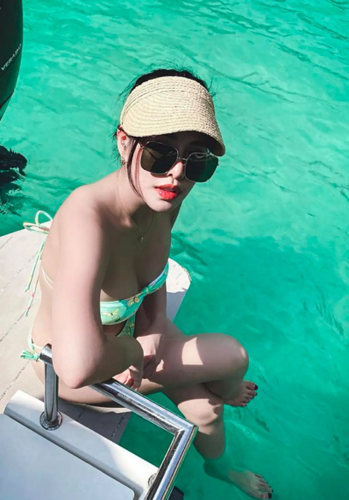 “ฝ้าย Am Fine” จัดเต็มความแซ่บรับปี 2021 อวดหุ่นเป๊ะในชุดว่ายน้ำกลางทะเล