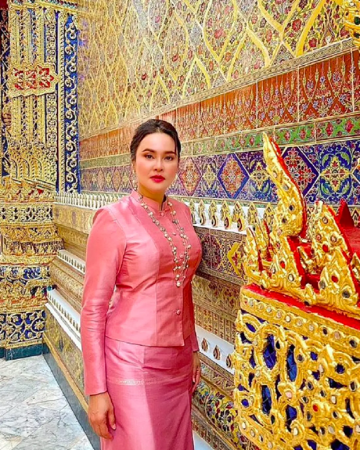 “ใหม่ เจริญปุระ” พร้อมครอบครัวสง่างามในชุดไทย ทำบุญวันเกิดอายุครบ 52