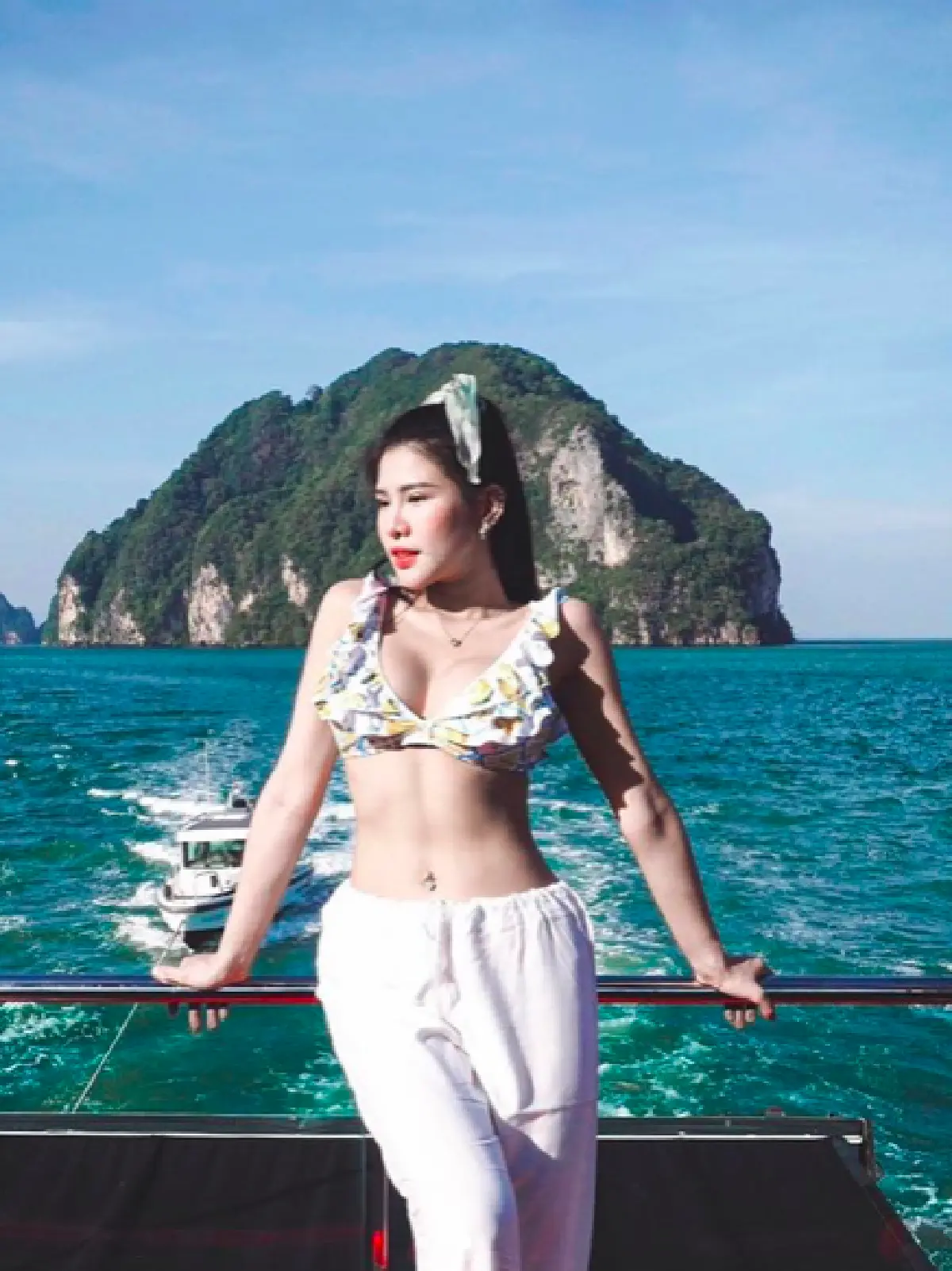 “ฝ้าย Am Fine” จัดเต็มความแซ่บรับปี 2021 อวดหุ่นเป๊ะในชุดว่ายน้ำกลางทะเล