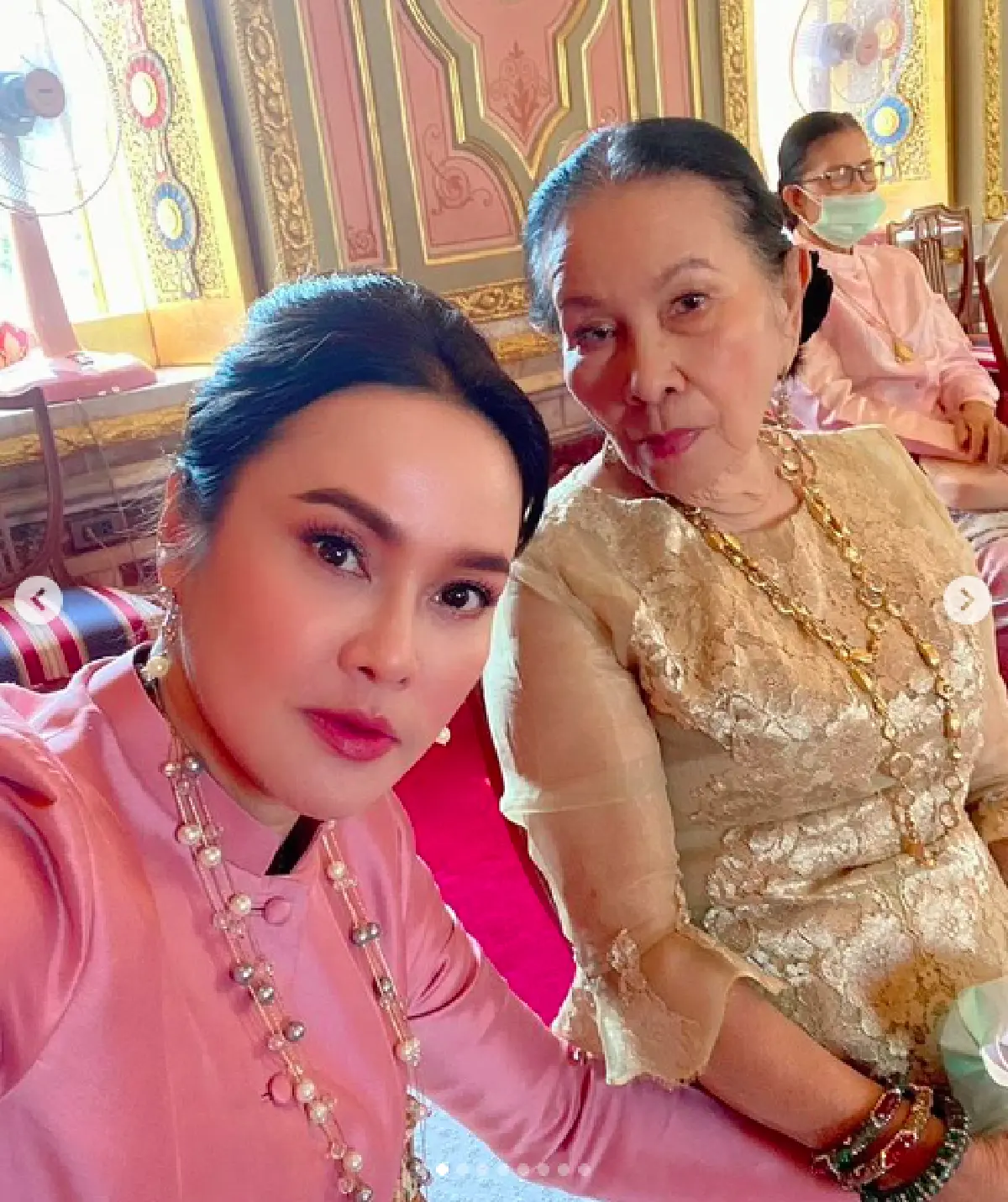 “ใหม่ เจริญปุระ” พร้อมครอบครัวสง่างามในชุดไทย ทำบุญวันเกิดอายุครบ 52