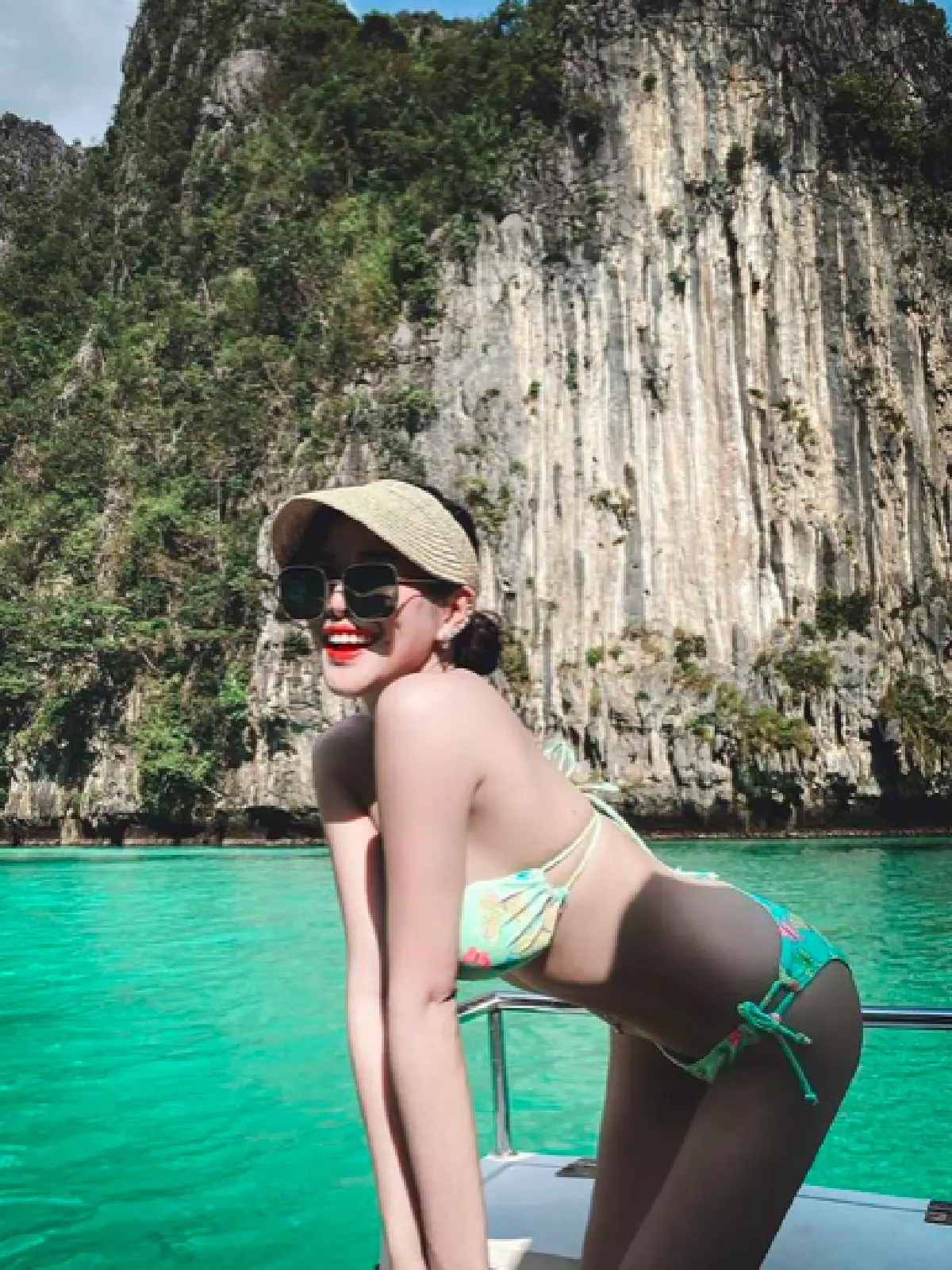 “ฝ้าย Am Fine” จัดเต็มความแซ่บรับปี 2021 อวดหุ่นเป๊ะในชุดว่ายน้ำกลางทะเล