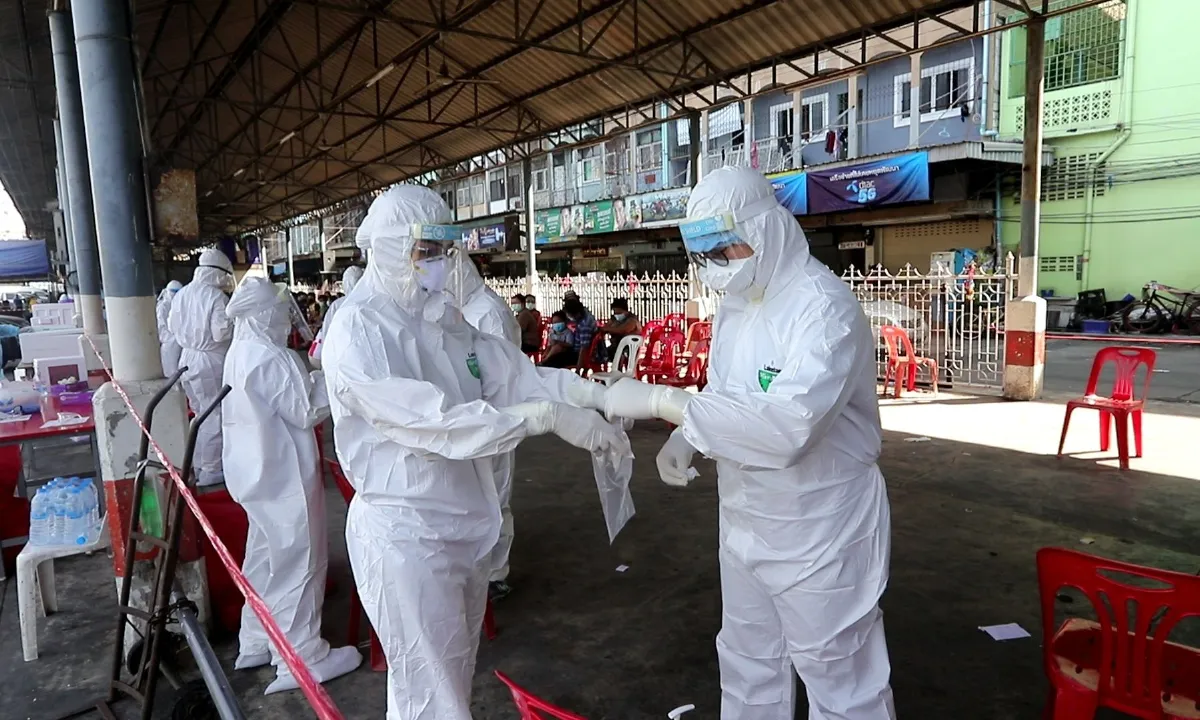 ผู้ว่าฯปทุมธานีเยี่ยมจุดคัดกรองต่างด้าวสกัดโควิดย้ำไม่ตั้งข้อรังเกียจ