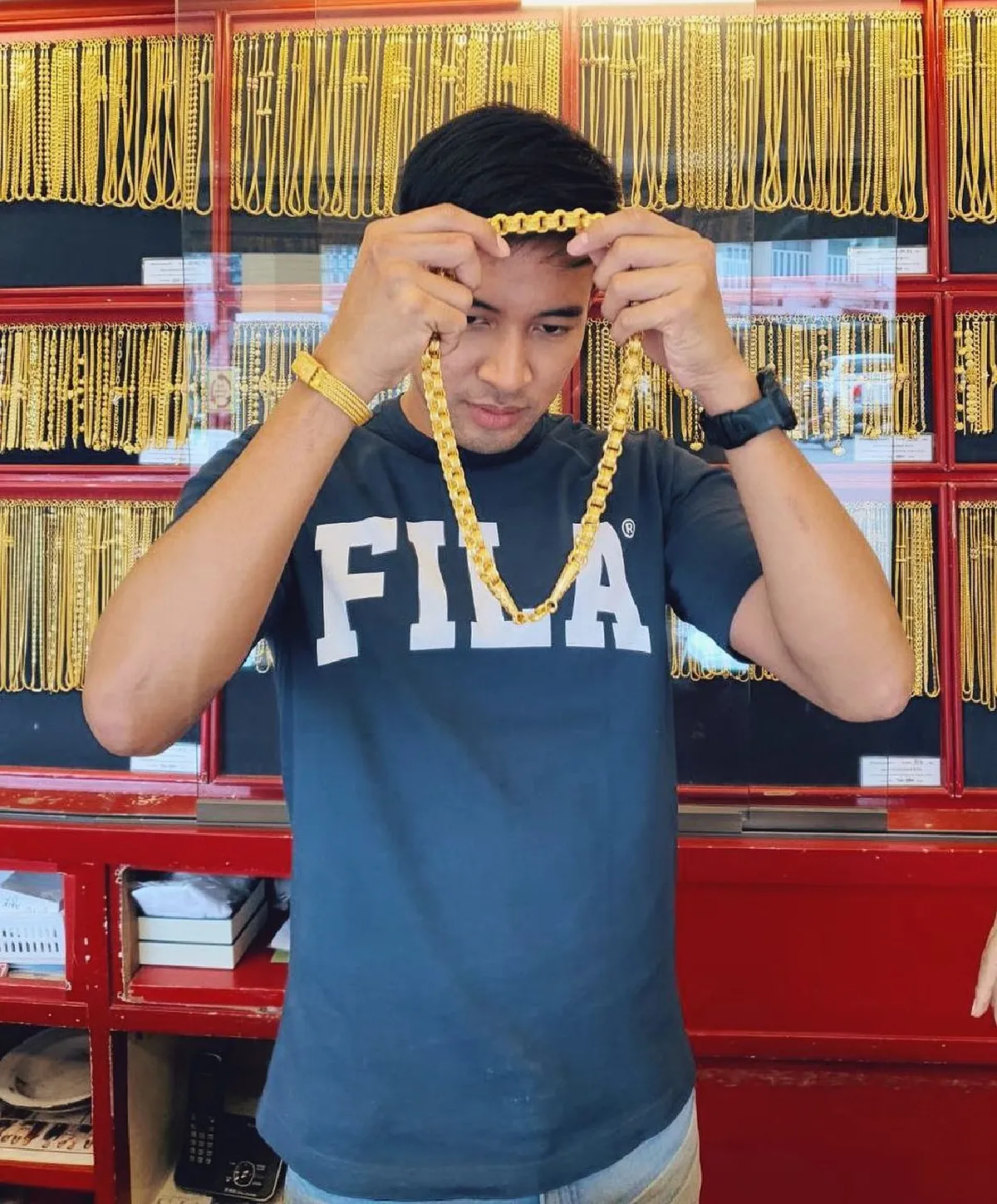 เกรท วรินทร ใส่ทองเต็มตัวช่วยโปรโมตกิจการครอบครัว ทำเอาอดีตคนรักเข้ามาแซว