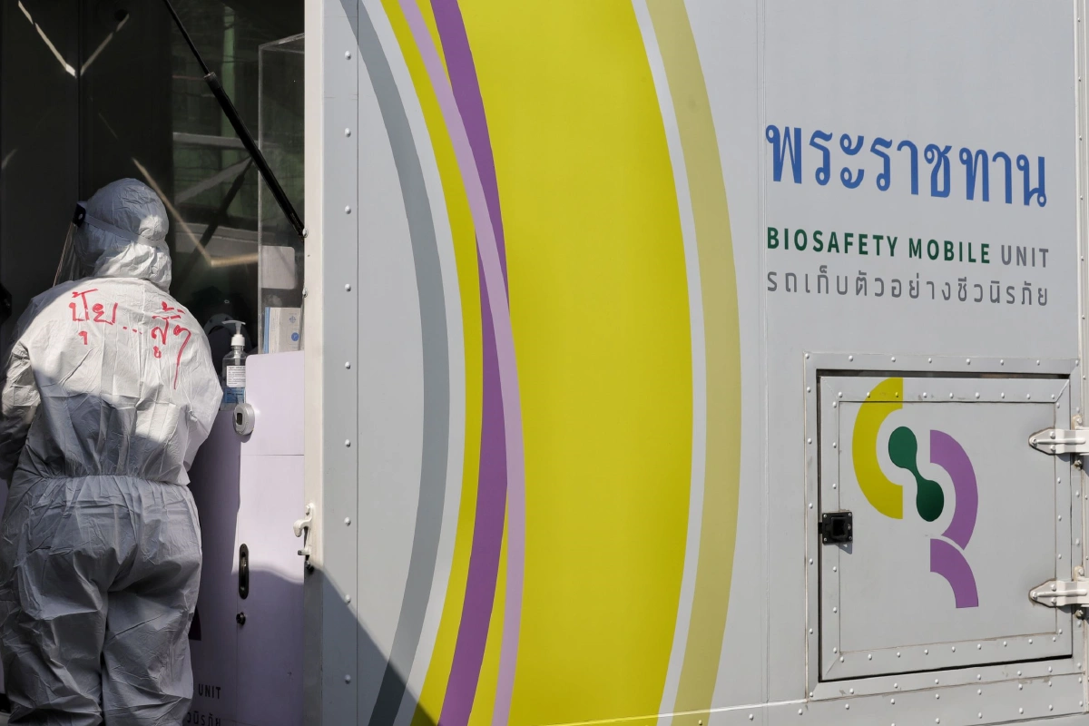 ในหลวง-ราชินีพระราชทานรถตรวจโควิด2คันช่วยชาวปทุมฯ