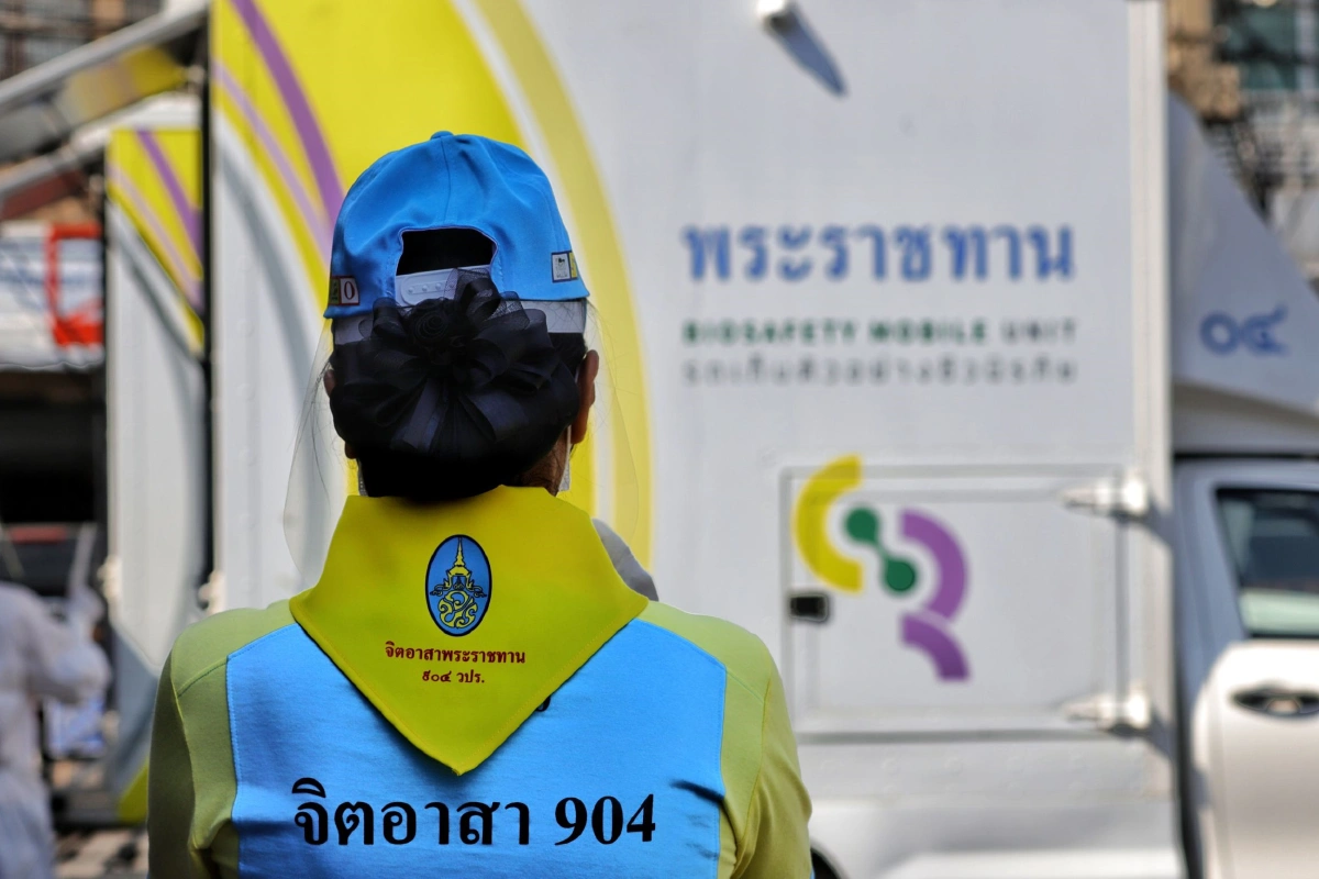 ในหลวง-ราชินีพระราชทานรถตรวจโควิด2คันช่วยชาวปทุมฯ