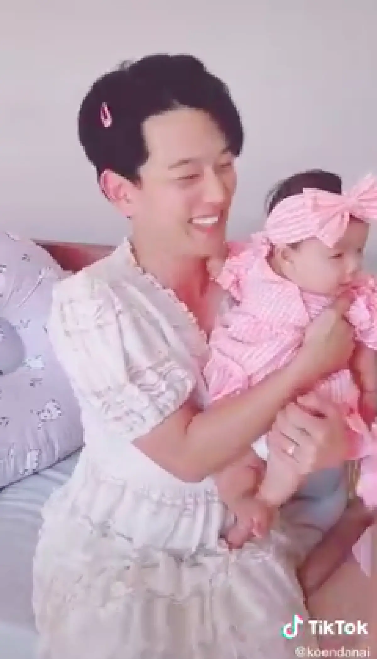 “เขื่อน เคโอติก” จัดเต็มเยี่ยมลูกสาว “จงเบ” ตัดชุดคู่ฝากหลาน น่ารักสุดๆ 