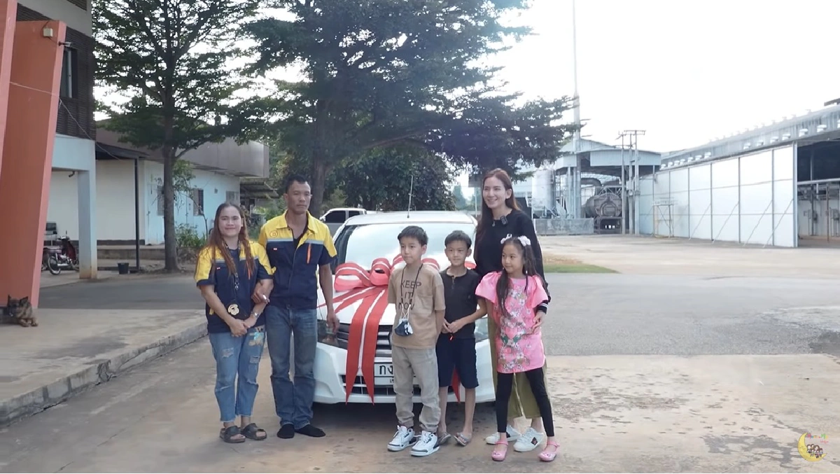 “พลอย ชิดจันทร์” และสามีจัดหนักแจกโบนัสพนง. รวมมูลค่ากว่า 3 ล้านบาท รถยนต์อีก 2 คัน