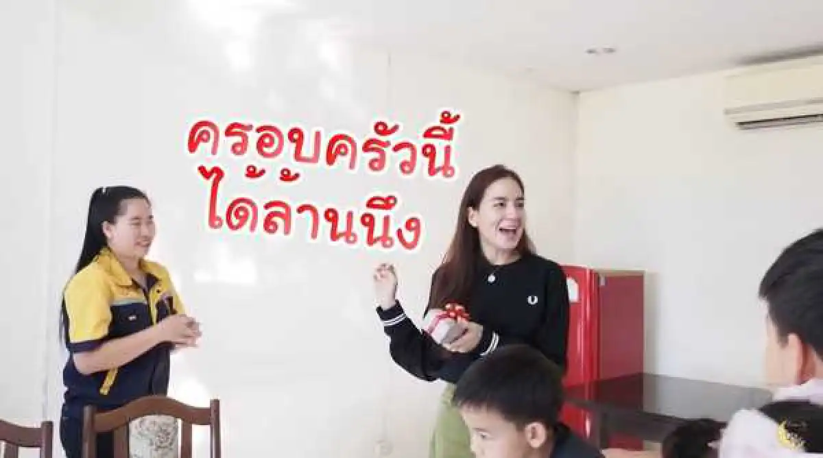 “พลอย ชิดจันทร์” และสามีจัดหนักแจกโบนัสพนง. รวมมูลค่ากว่า 3 ล้านบาท รถยนต์อีก 2 คัน