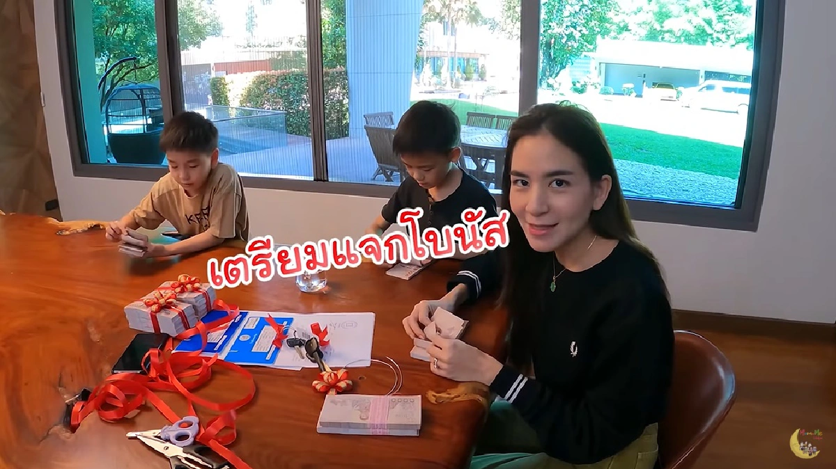 “พลอย ชิดจันทร์” และสามีจัดหนักแจกโบนัสพนง. รวมมูลค่ากว่า 3 ล้านบาท รถยนต์อีก 2 คัน