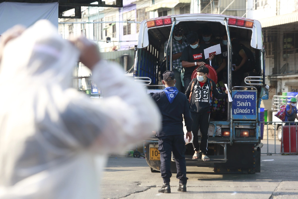 292แรงงานเมียนมาปลอดโควิดเดินทางกลับตลาดกลางกุ้ง