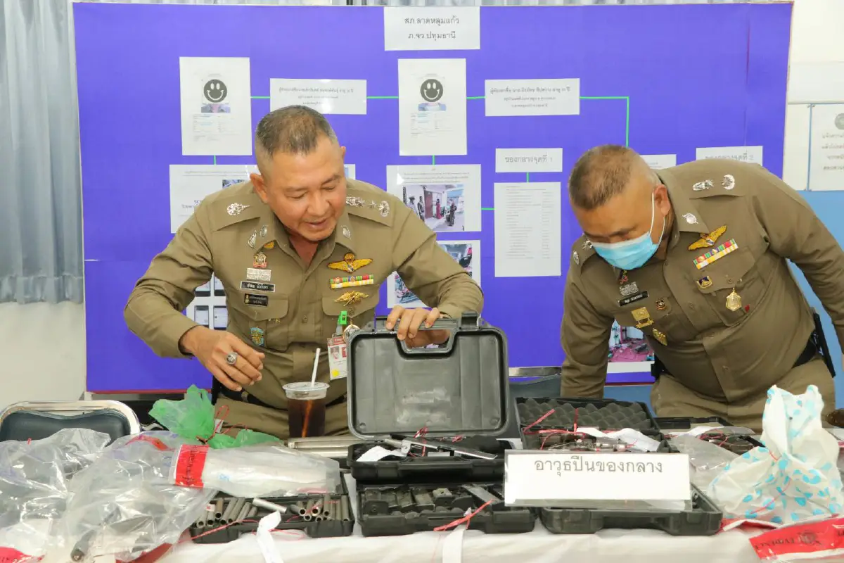 ตร.จับหนุ่มผลิต-ค้าปืนเถื่อนรายใหญ่ย่านลาดหลุมแก้วของกลางอื้อ