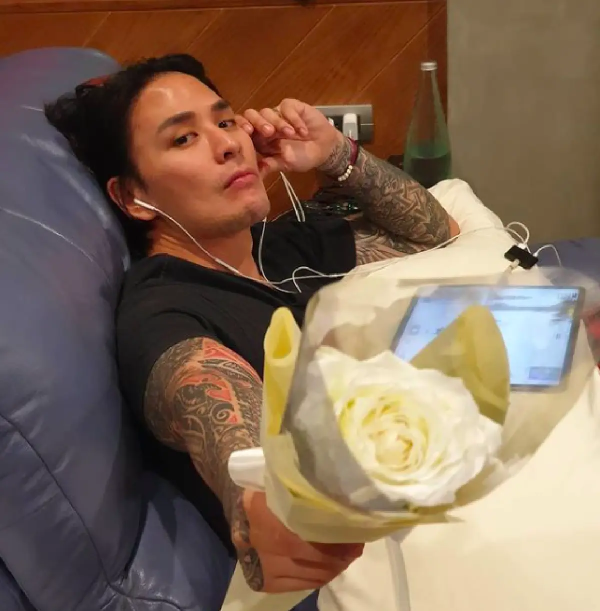 “แทค ภรัณยู” กับโหมดหวานๆ มอบดอกไม้เซอร์ไพรส์ “เบลล์” ครบรอบแต่งงาน