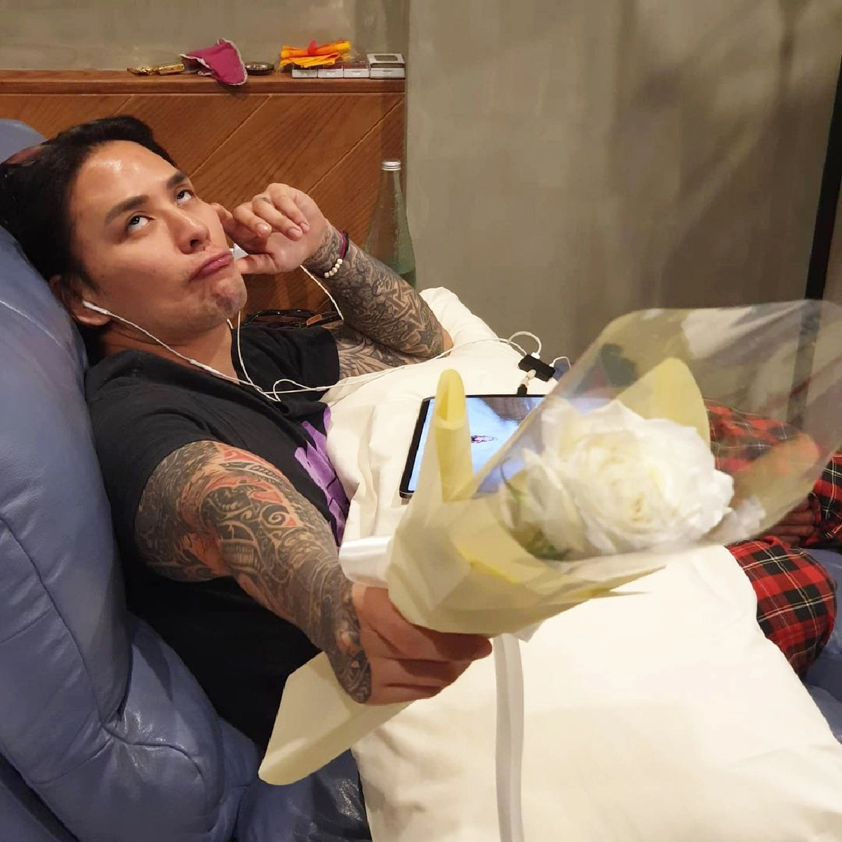 “แทค ภรัณยู” กับโหมดหวานๆ มอบดอกไม้เซอร์ไพรส์ “เบลล์” ครบรอบแต่งงาน