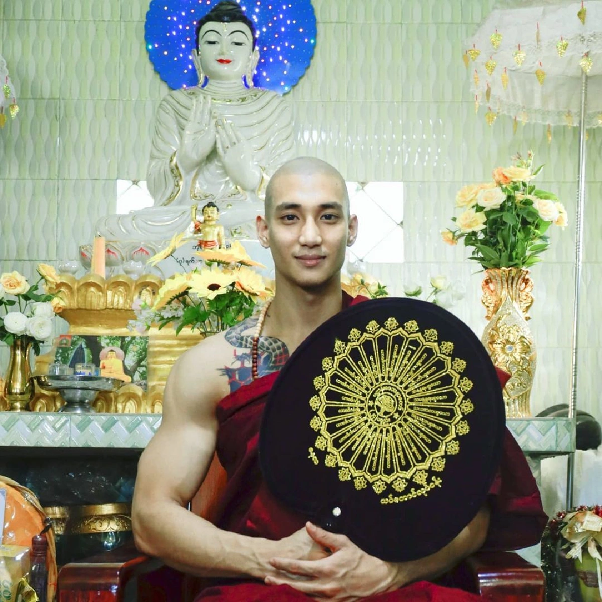 “ไป่ ทาคน” บวชเป็นพระภิกษุ  หันหน้าเข้าธรรมะด้วยจิตใจสงบ