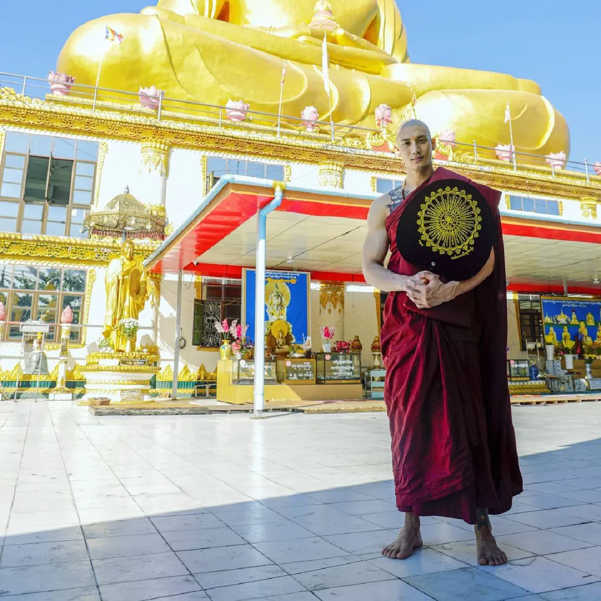 “ไป่ ทาคน” บวชเป็นพระภิกษุ  หันหน้าเข้าธรรมะด้วยจิตใจสงบ