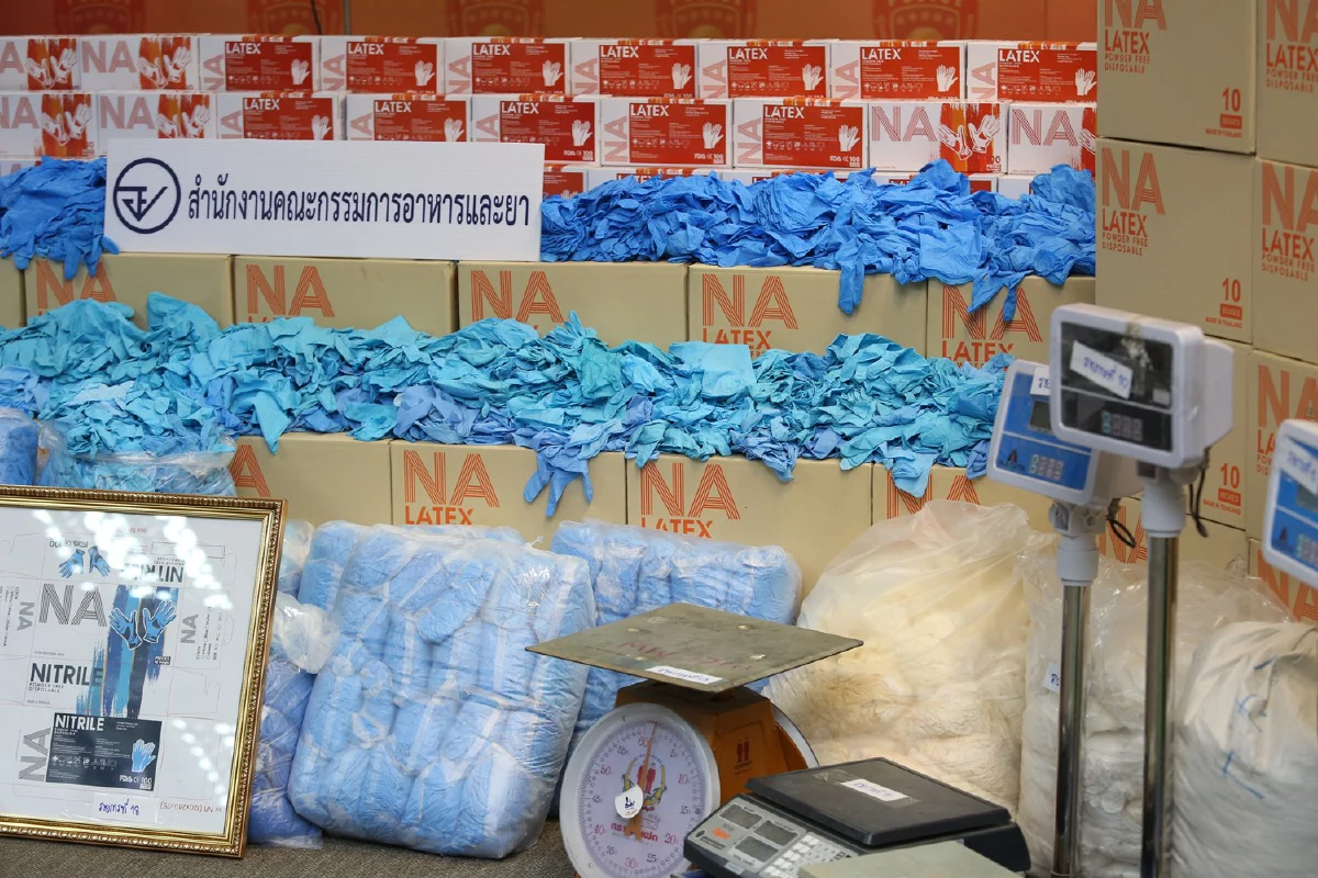บุกทลายโกดังย่านลำลูกกานำถุงมือเก่ามาบรรจุใหม่ตบตาช่วงโควิด