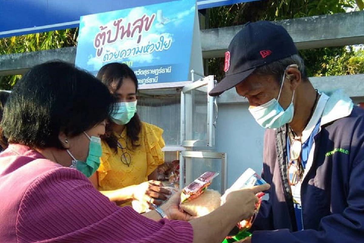 ตู้ปันสุขช่วยเหยื่อโควิด กลับมาแล้ว คนสุราษฎร์ใจดีขับเก๋งมาเติม