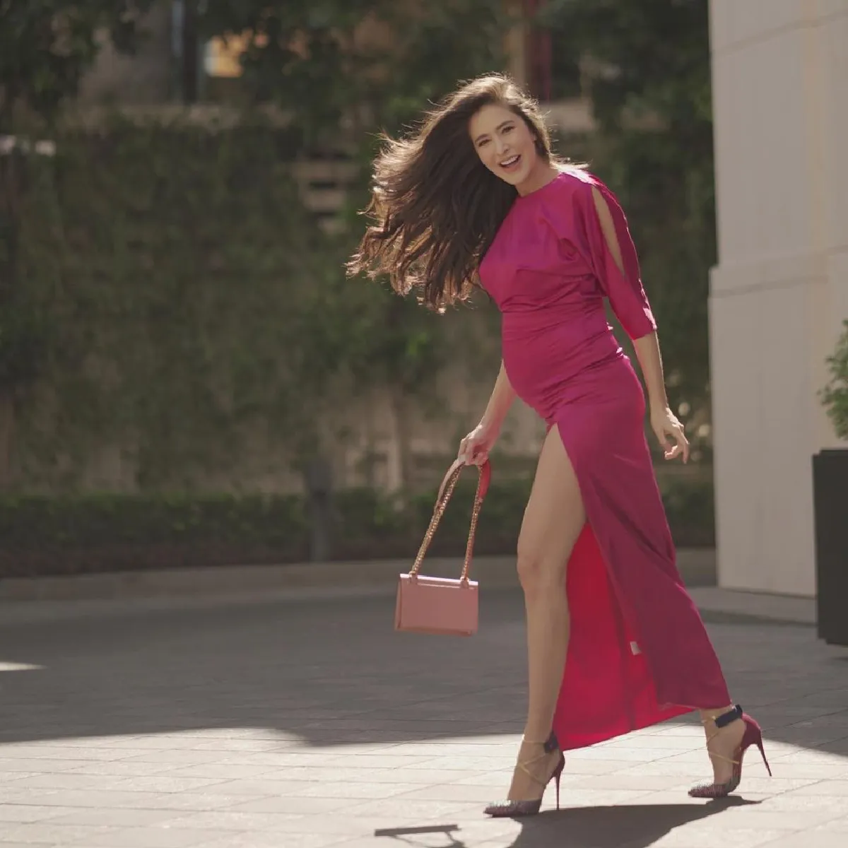 แม่ก็คือแม่! "ศรีริต้า" สวมชุดเดรสสุดแซ่บ รองเท้าส้นสูง เดินสะบัดผมสวยๆ 