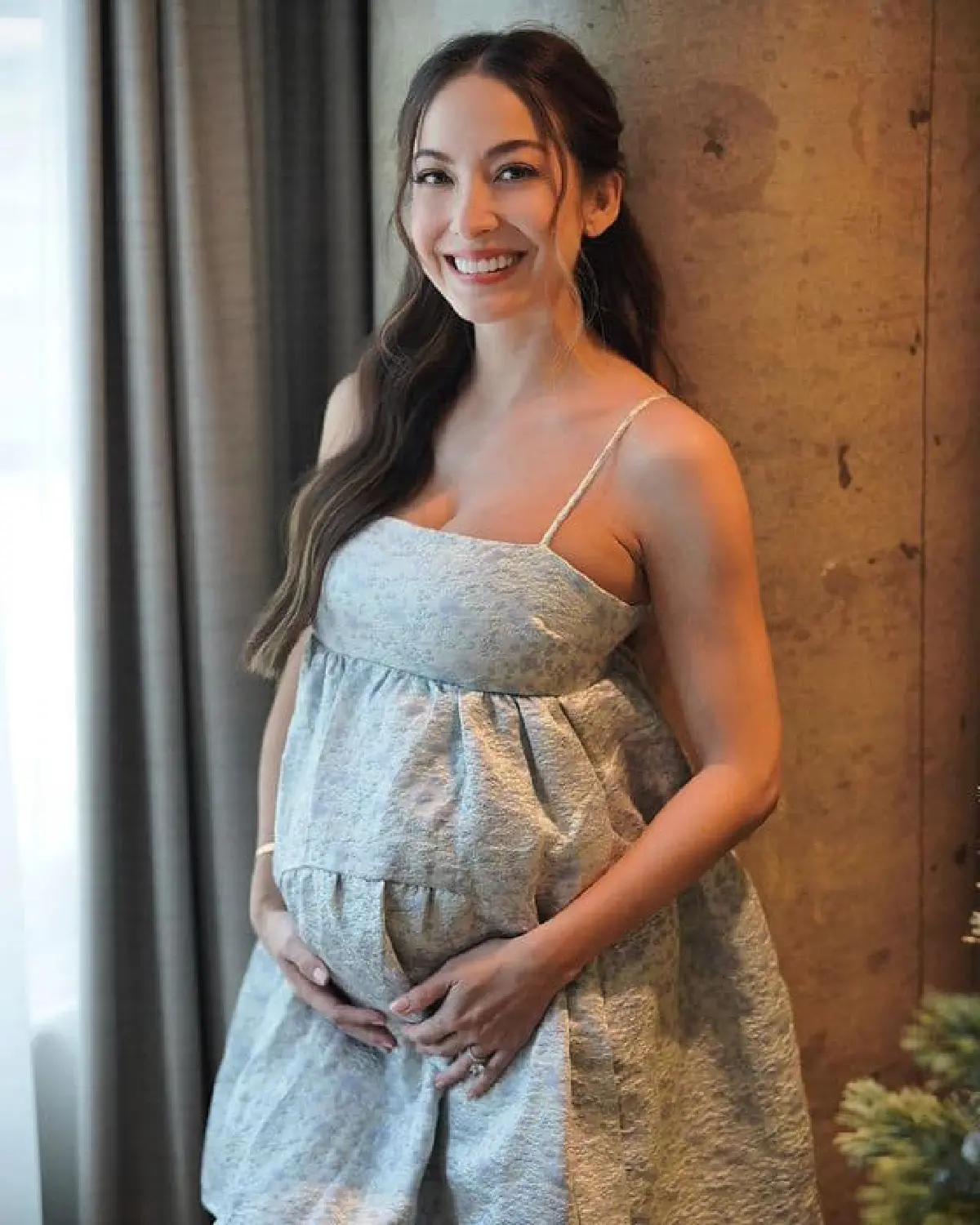 โอซา แวง สลัดผ้าถ่ายแบบเซ็กซี่ อวดท้องโตใกล้คลอด