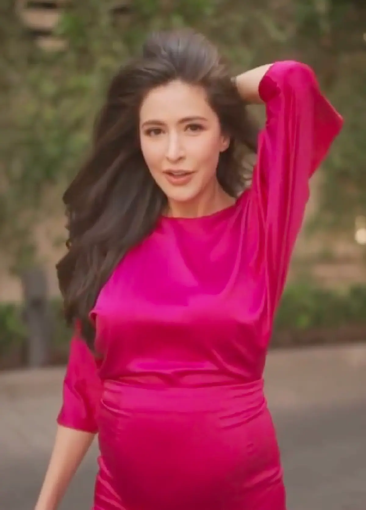 แม่ก็คือแม่! "ศรีริต้า" สวมชุดเดรสสุดแซ่บ รองเท้าส้นสูง เดินสะบัดผมสวยๆ 