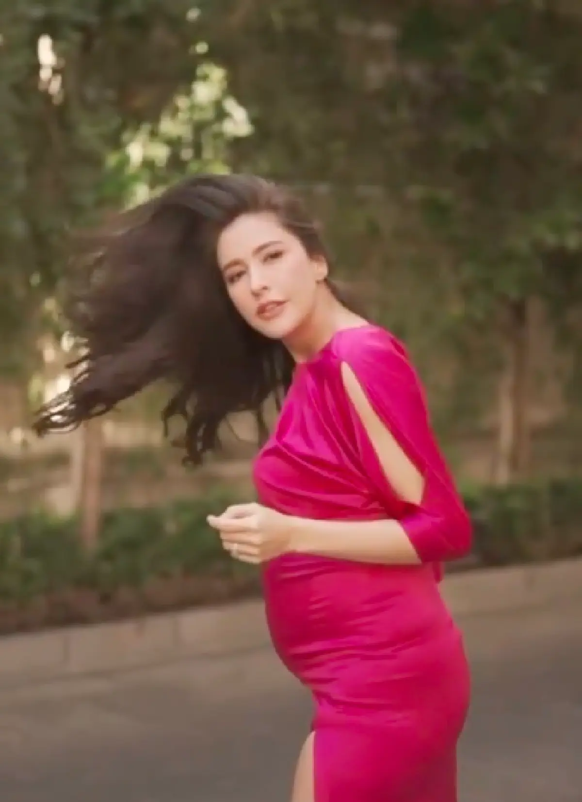 แม่ก็คือแม่! "ศรีริต้า" สวมชุดเดรสสุดแซ่บ รองเท้าส้นสูง เดินสะบัดผมสวยๆ 