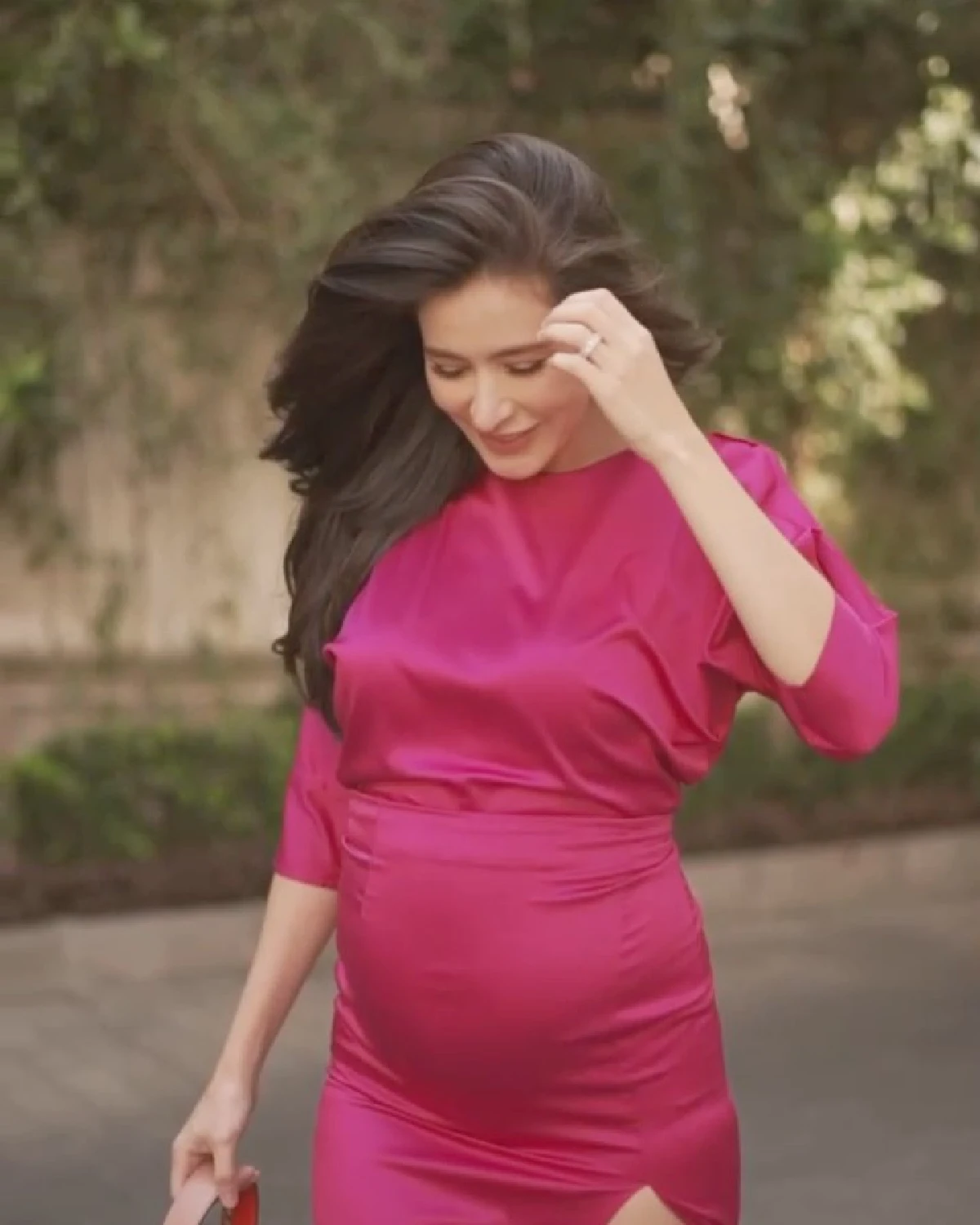 แม่ก็คือแม่! "ศรีริต้า" สวมชุดเดรสสุดแซ่บ รองเท้าส้นสูง เดินสะบัดผมสวยๆ 