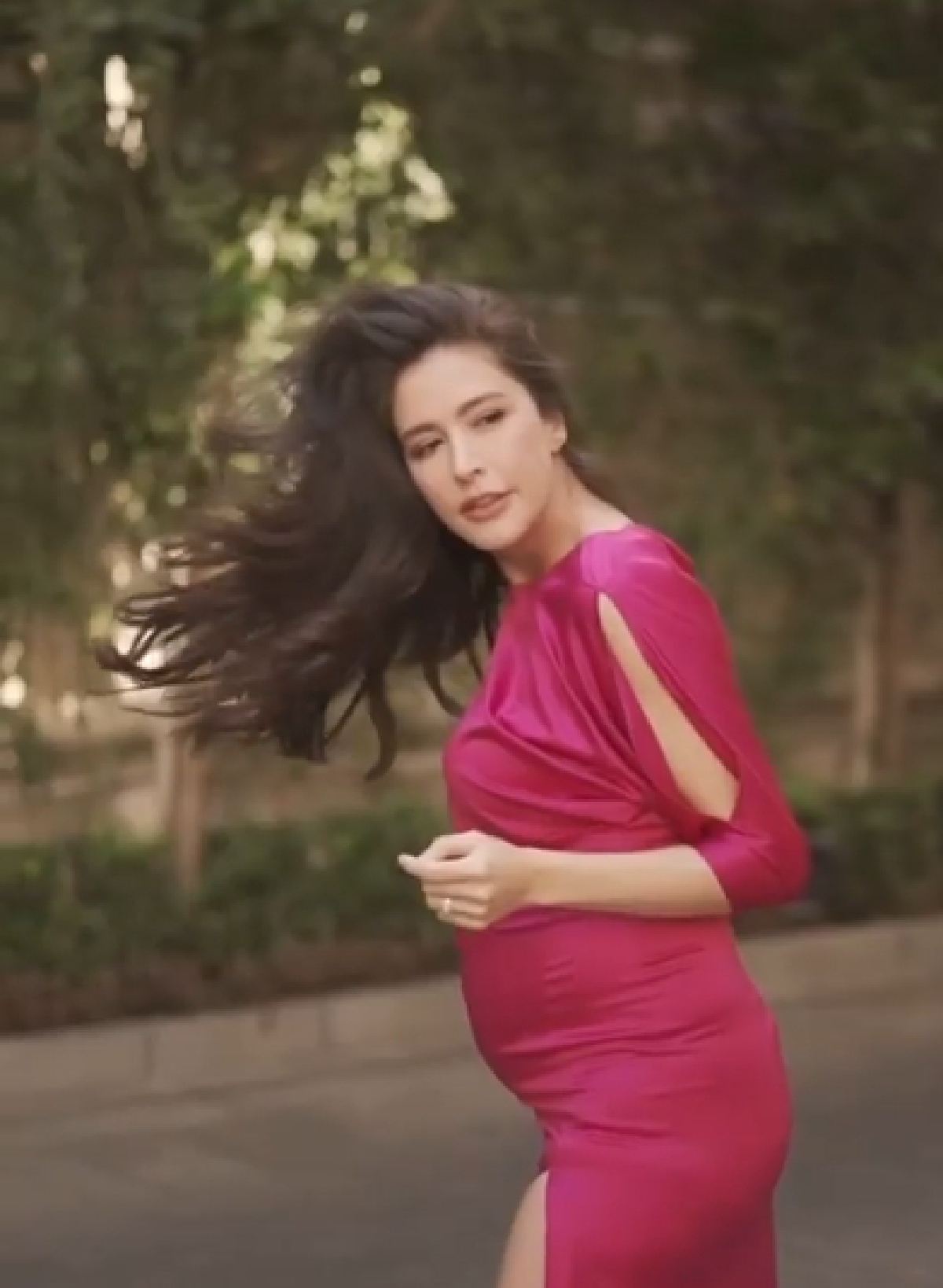 แม่ก็คือแม่! "ศรีริต้า" สวมชุดเดรสสุดแซ่บ รองเท้าส้นสูง เดินสะบัดผมสวยๆ 