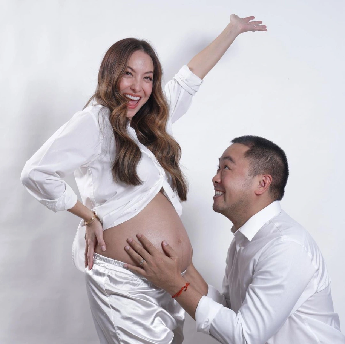 โอซา แวง สลัดผ้าถ่ายแบบเซ็กซี่ อวดท้องโตใกล้คลอด