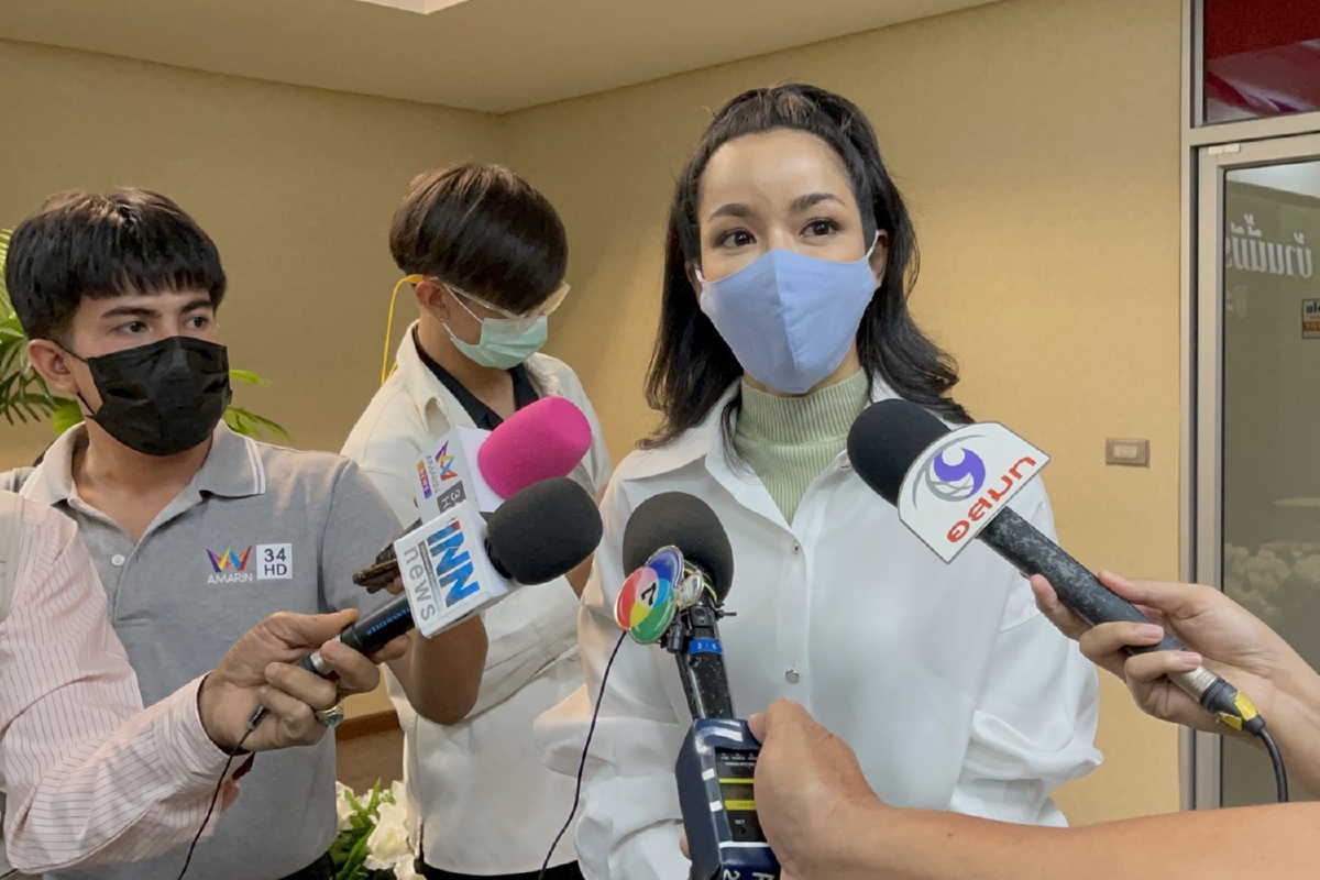 "นุ๊ก สุทธิดา" ให้ปากคำคดีผู้เช่าแปรสภาพบ้านทำโรงงานผลิตถุงมือยางมือ2 "นุ๊ก สุทธิดา" ให้ปากคำคดีผู้เช่าแปรสภาพบ้านทำโรงงานผลิตถุงมือยางมือ2