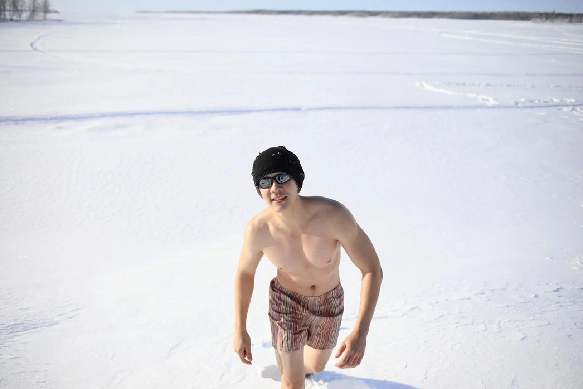 ส่องภาพ นิว วงศกร อวดซิกแพคล่ำผิวขาวเนียนไปกับหิมะ