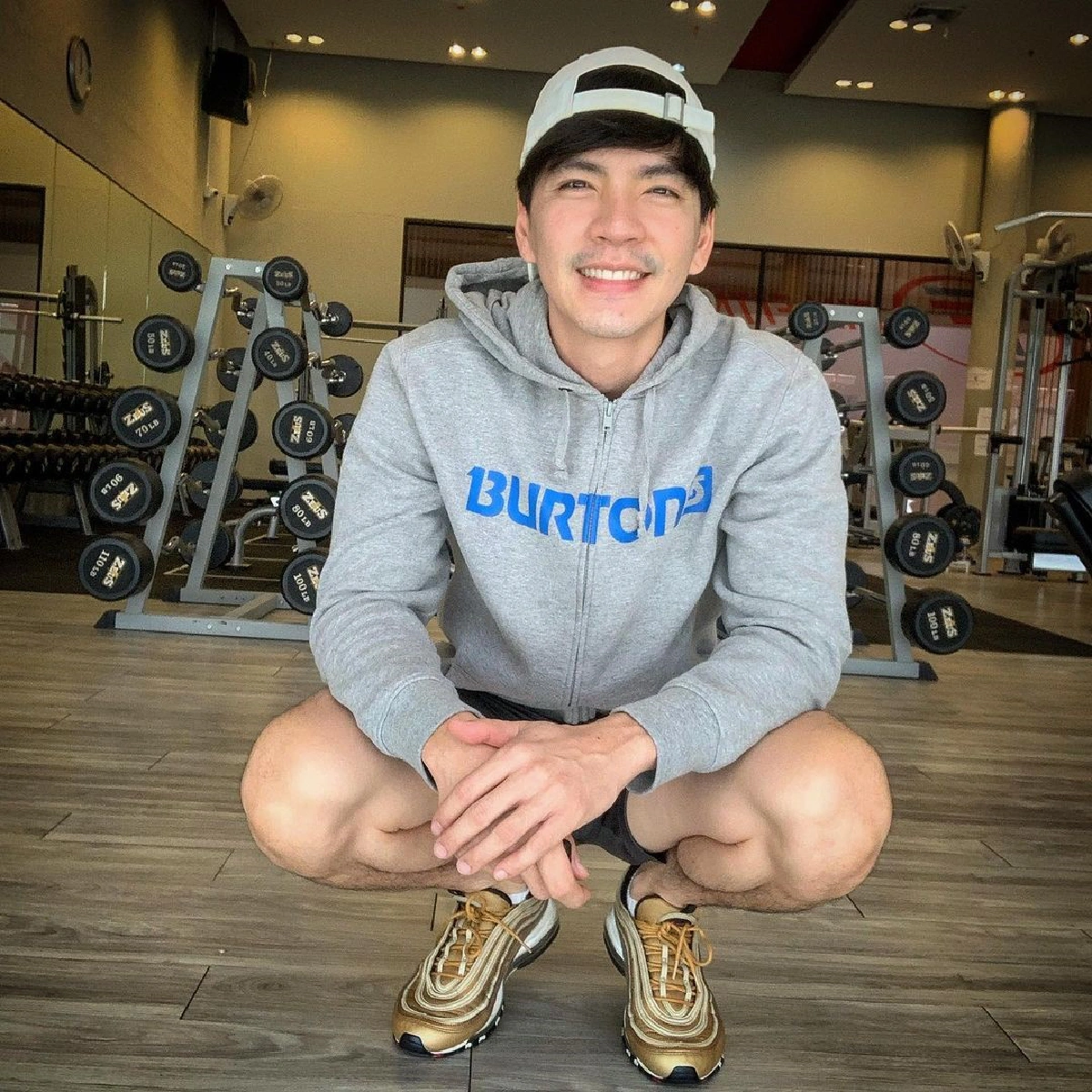 ส่องภาพ นิว วงศกร อวดซิกแพคล่ำผิวขาวเนียนไปกับหิมะ