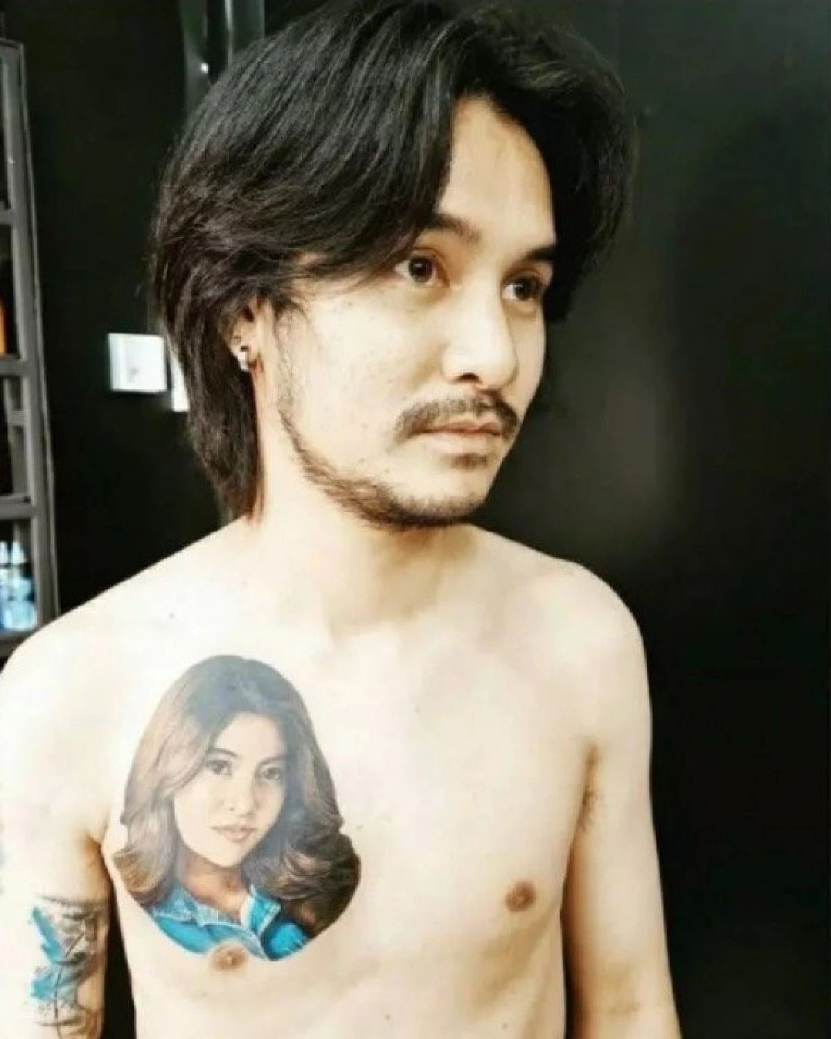 เจ็บนี้เพื่อเมีย! อาร์ตี้ ธนฉัตร เผยรอยสัก 11 ชม.เป็นรูปหน้าภรรยาไว้บนอก 